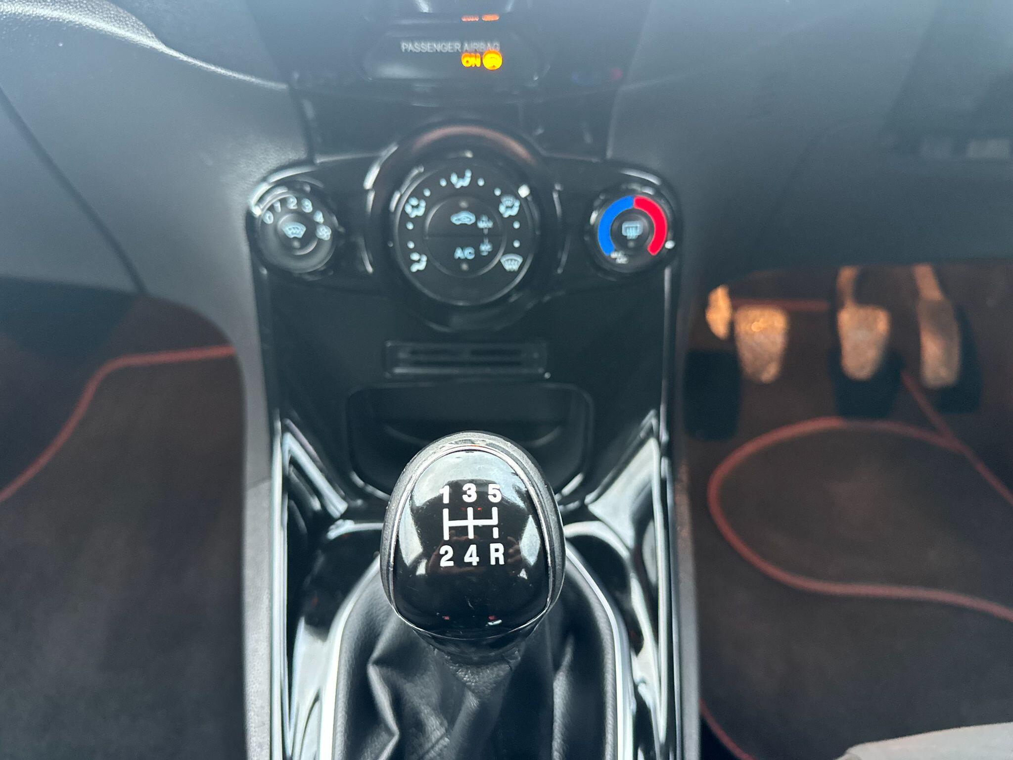 2015 Ford Fiesta image 44