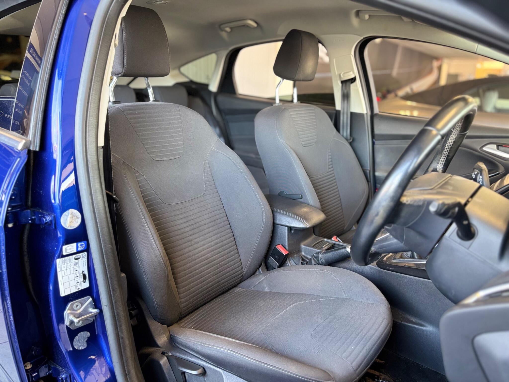 Ford Focus view 12