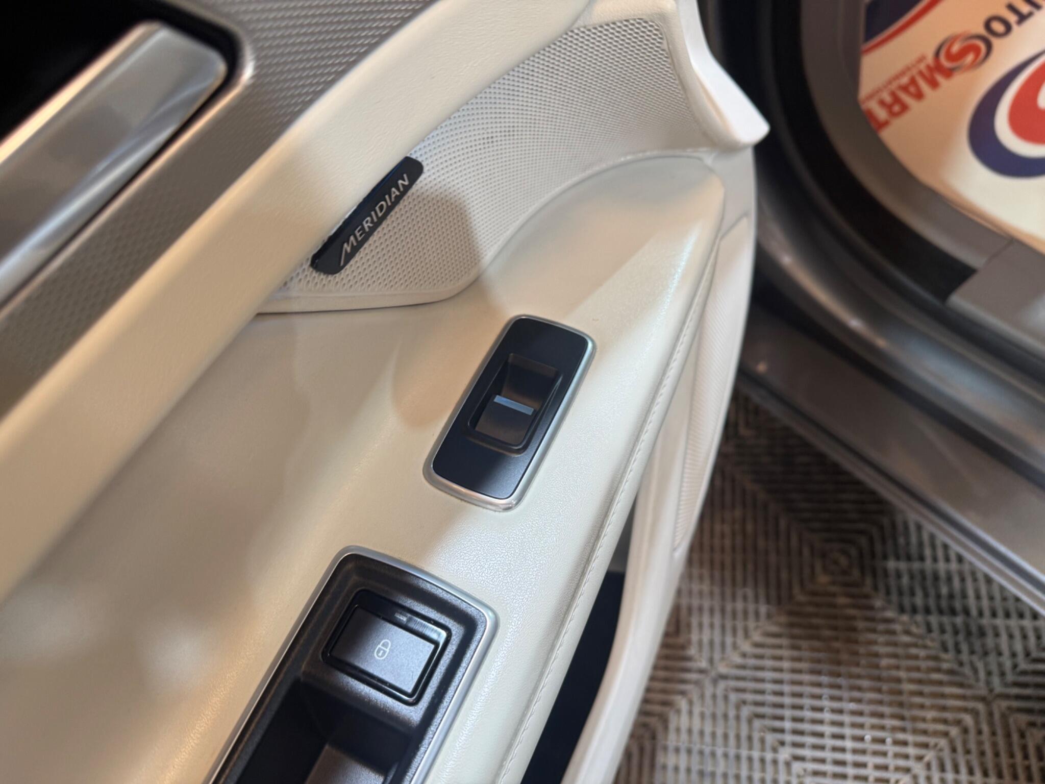 Jaguar XF view 74
