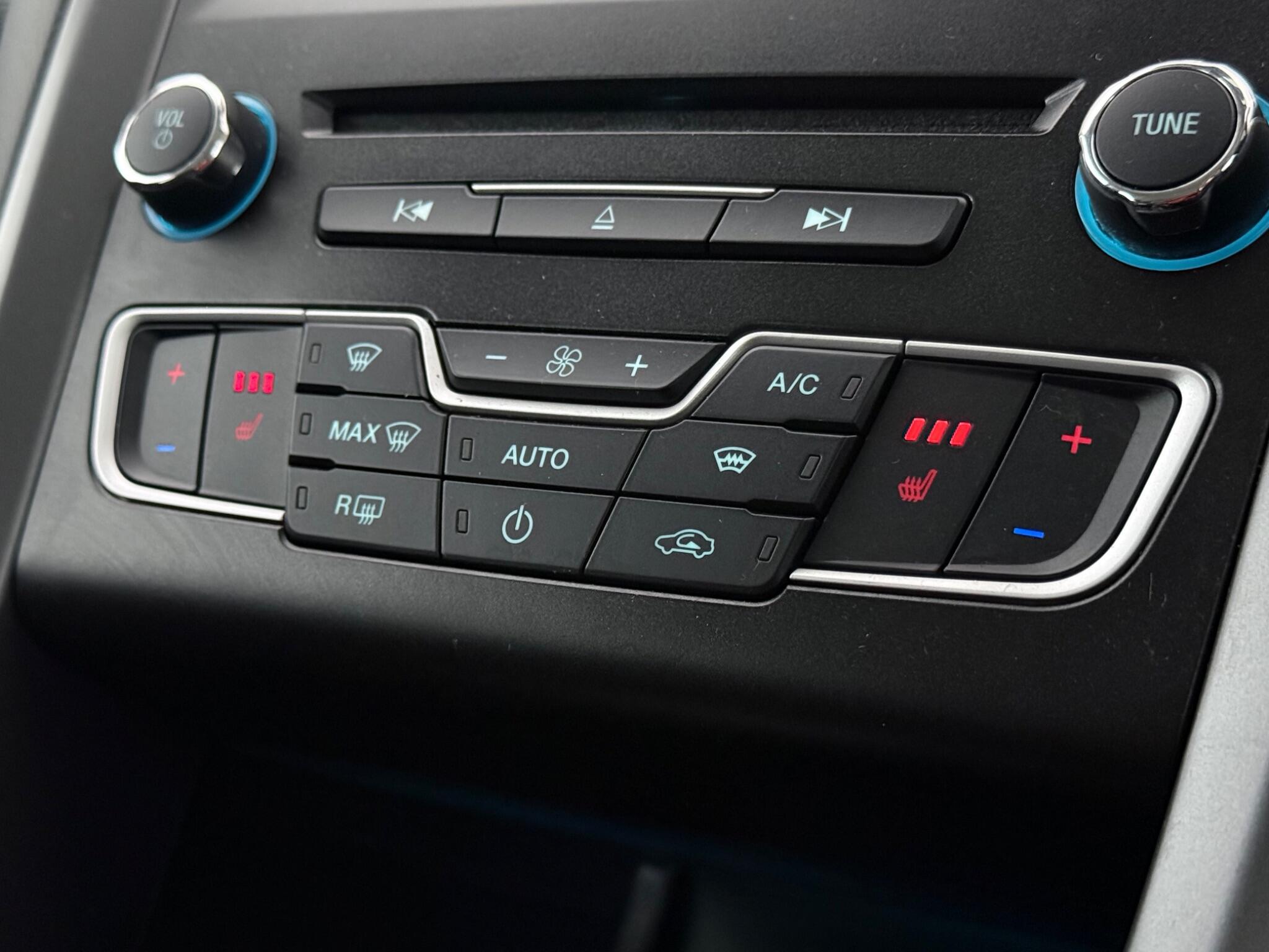 Ford Mondeo view 24