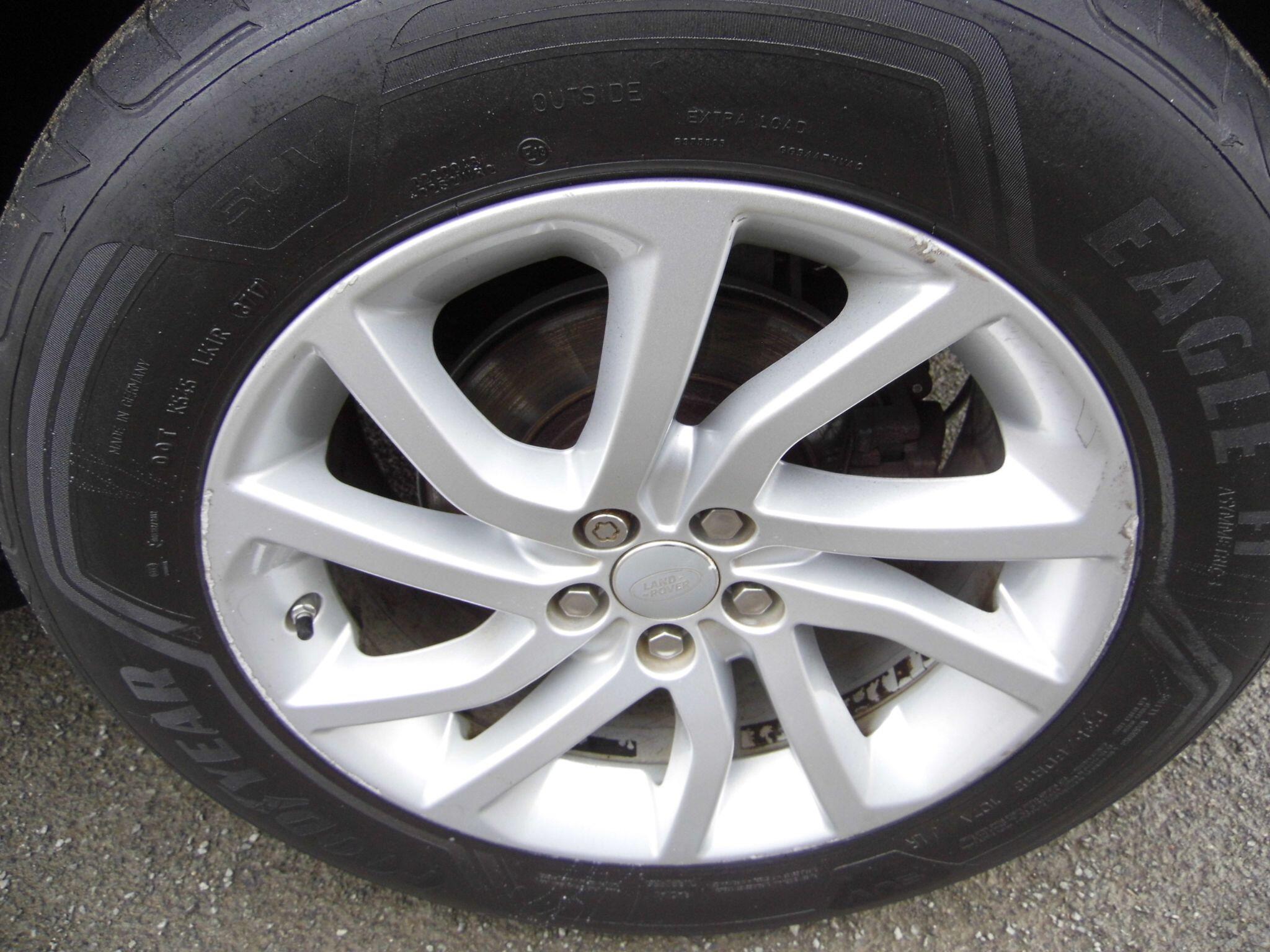 Land Rover Discovery Sport view 17