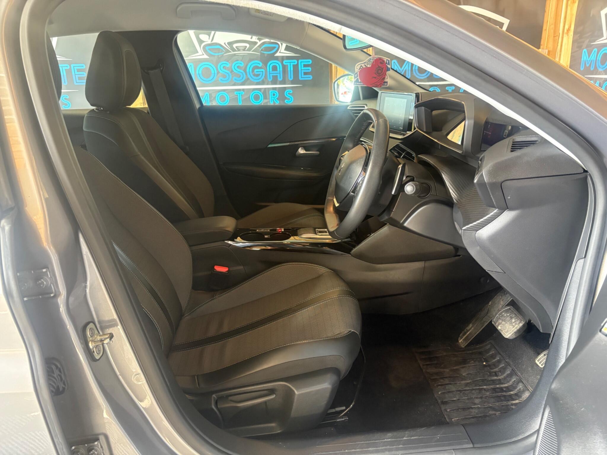 Peugeot 208 view 13