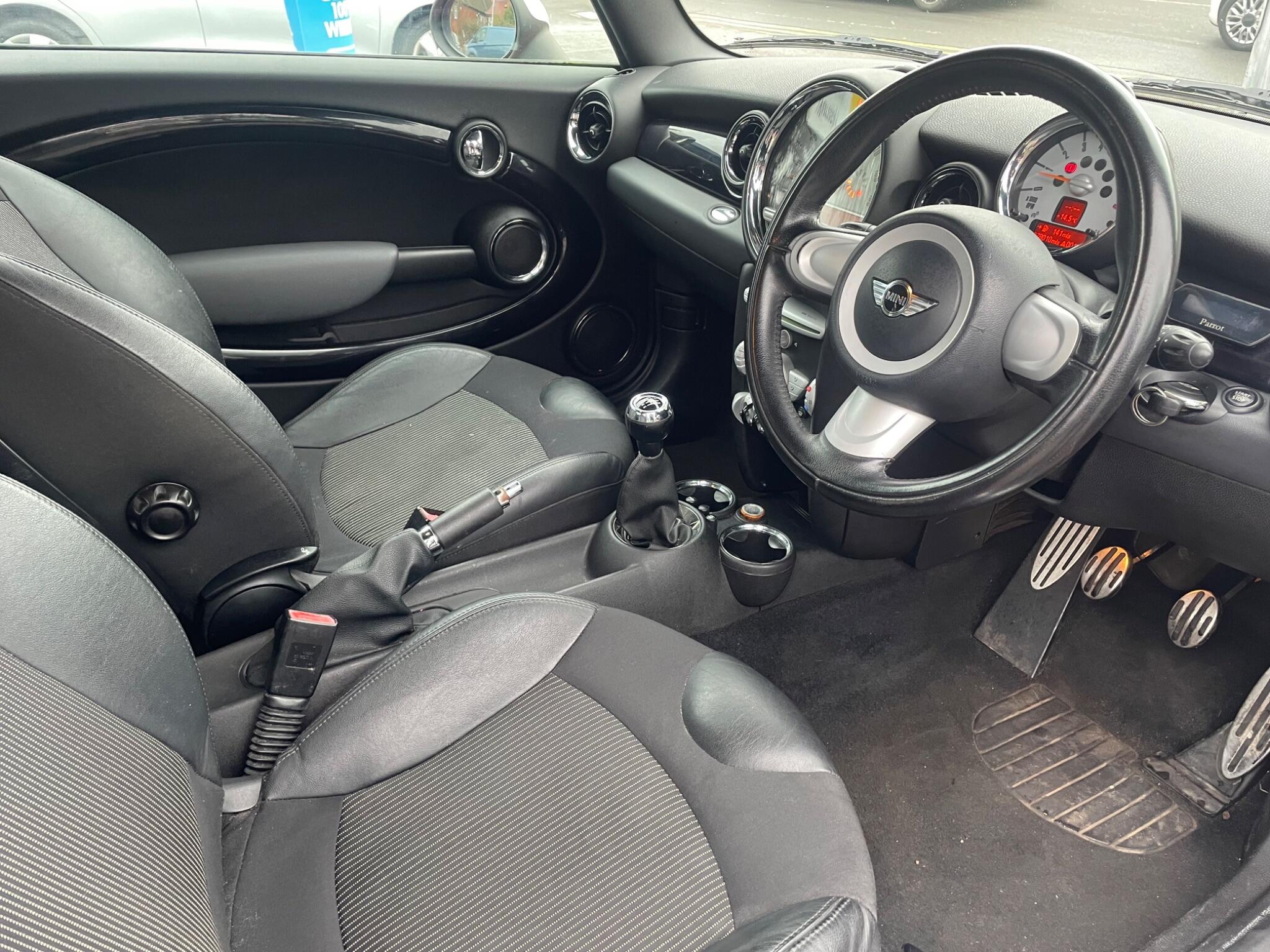 2007 MINI Hatch image 21