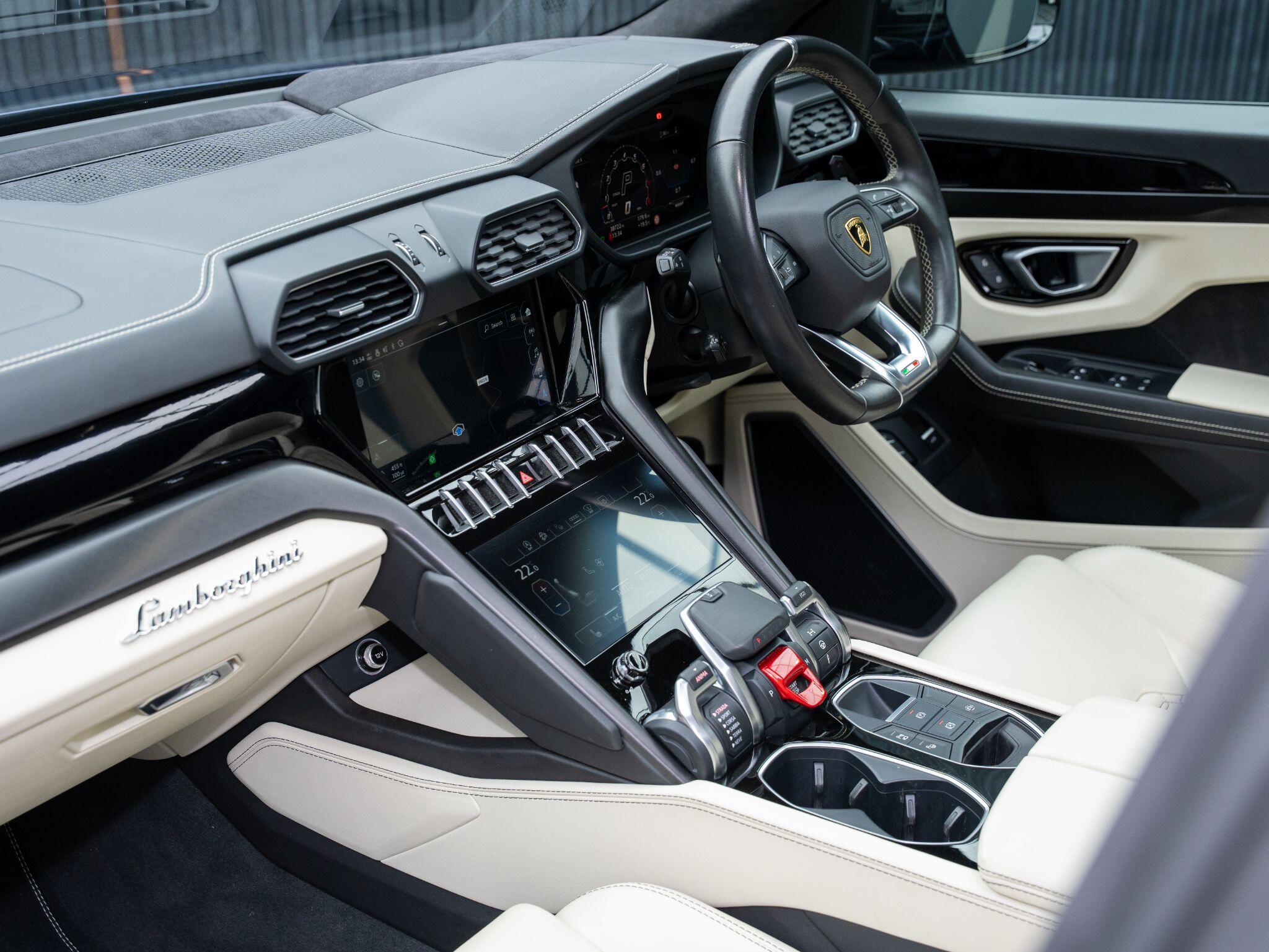 Lamborghini Urus view 40