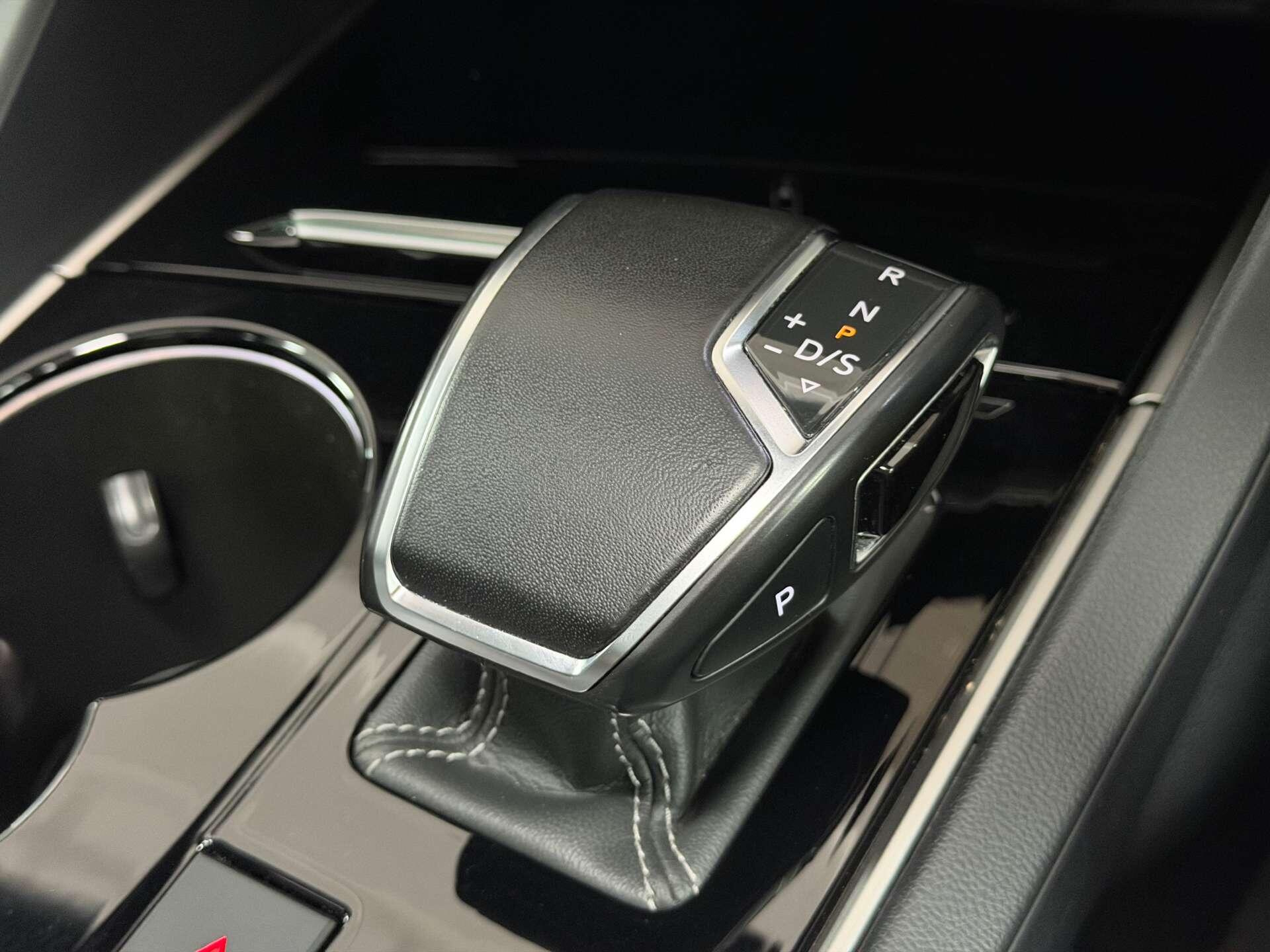 Volkswagen Touareg view 45