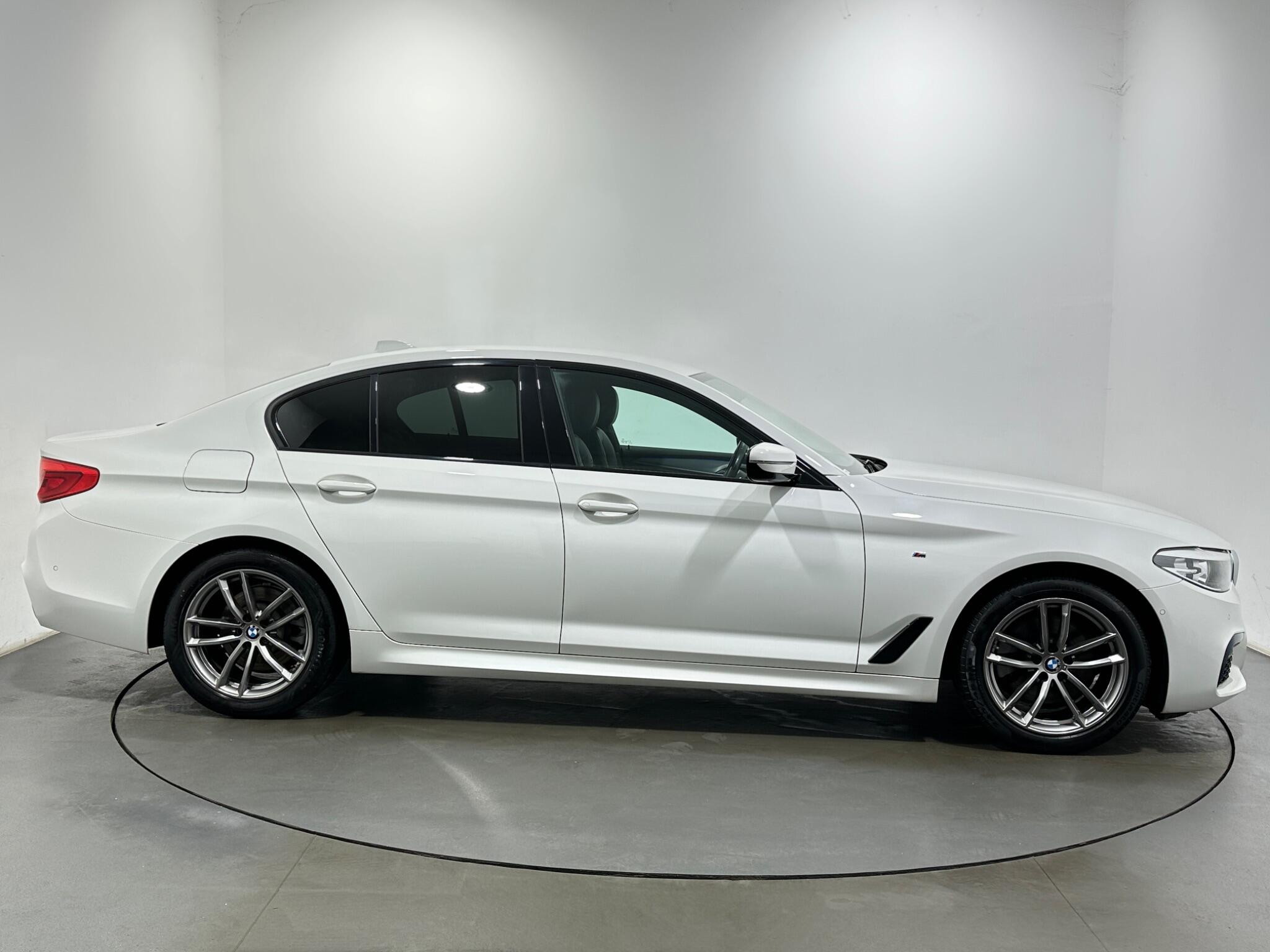 BMW 5 Series view 9