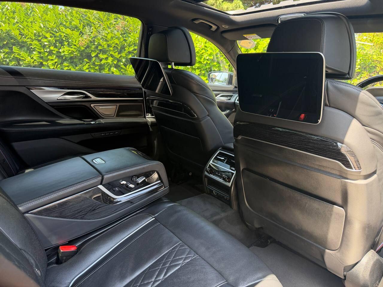 BMW 7 Series view 16