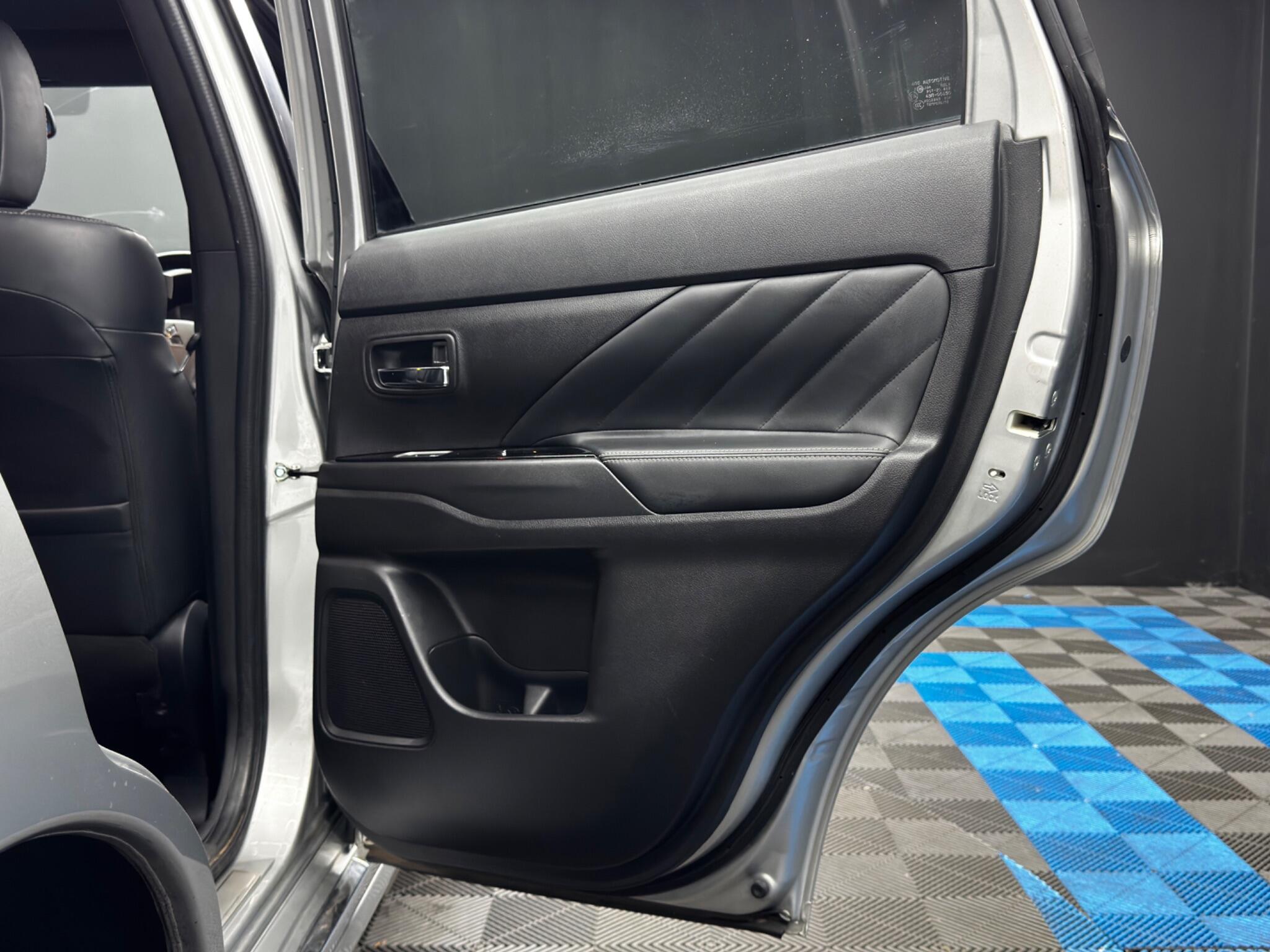Mitsubishi Outlander view 36