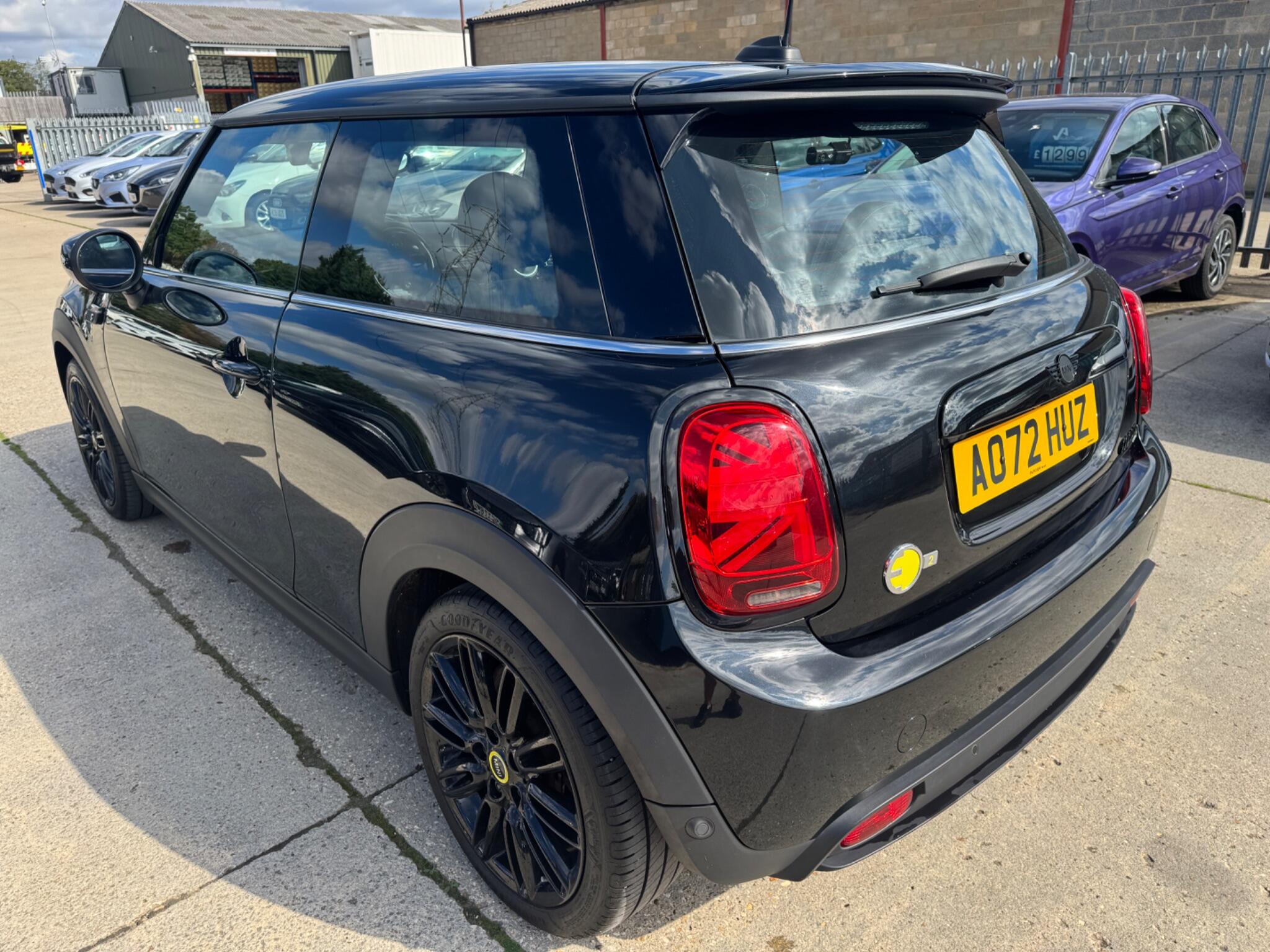 Mini Hatch view 9