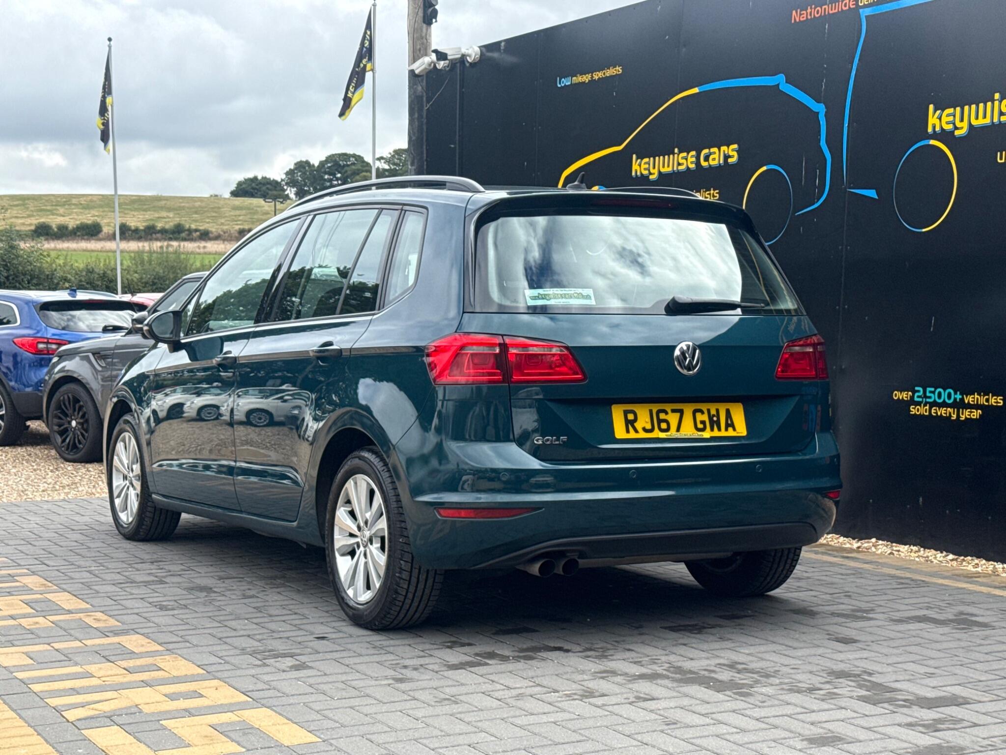 Volkswagen Golf Sportsvan view 3