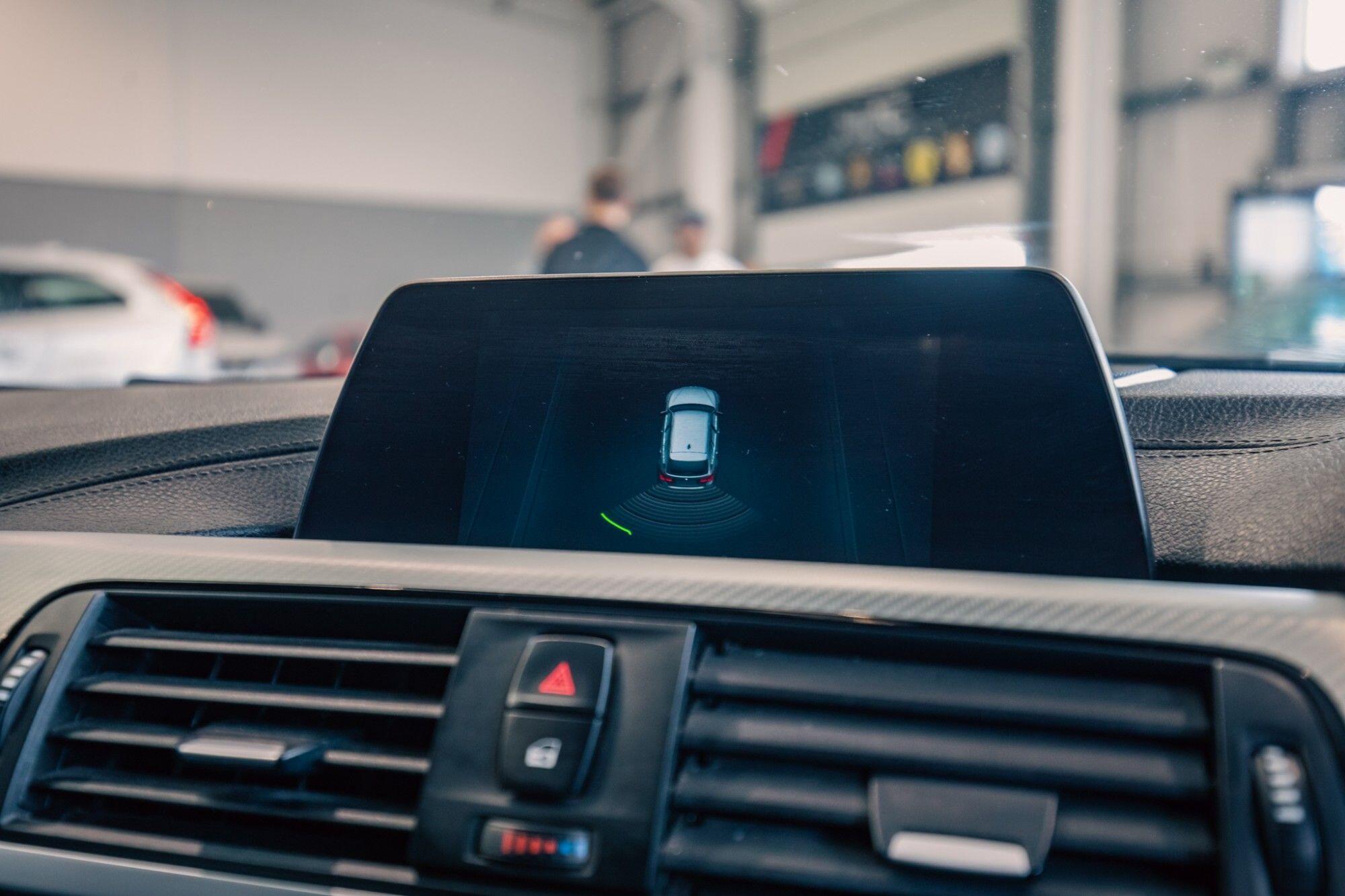 BMW 3 Series view 14