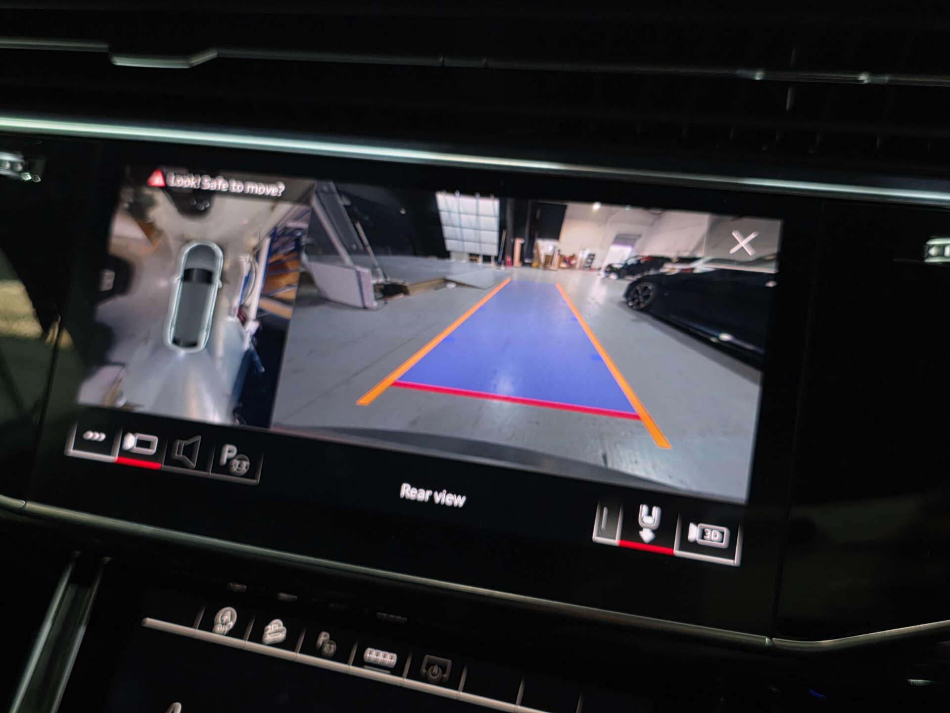 Audi Q8 view 35