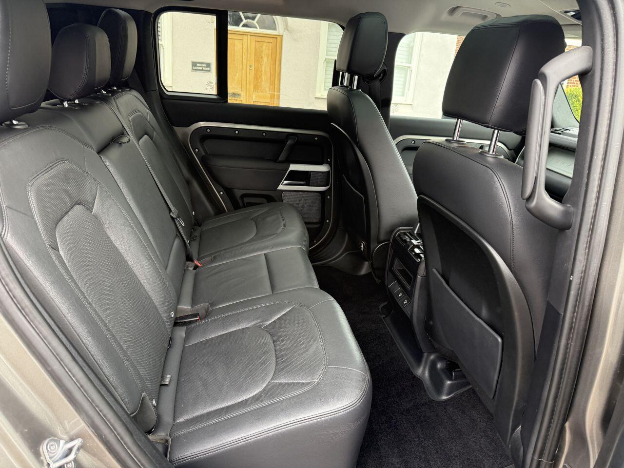 Land Rover Defender 110 view 27