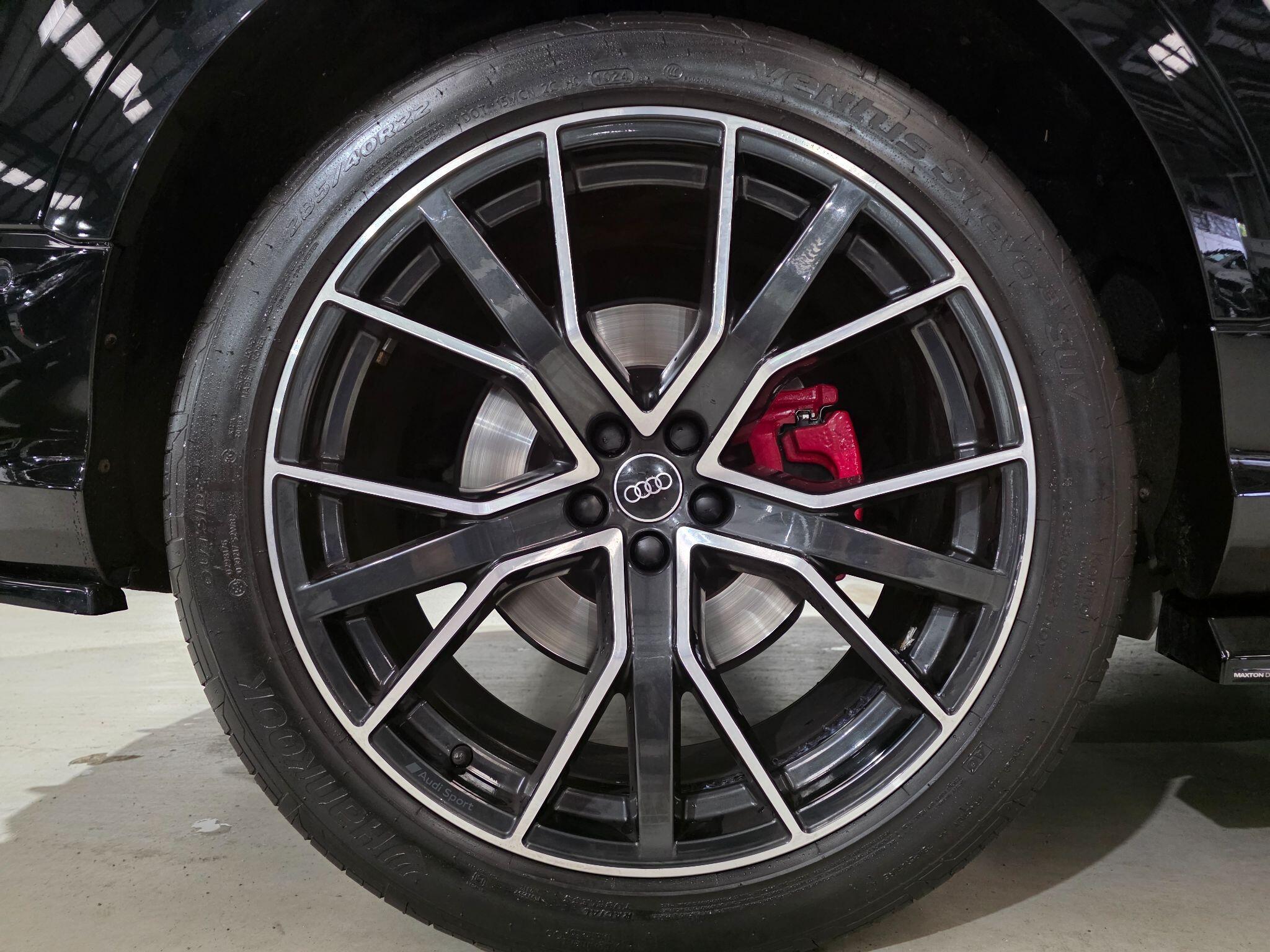 Audi SQ8 view 45