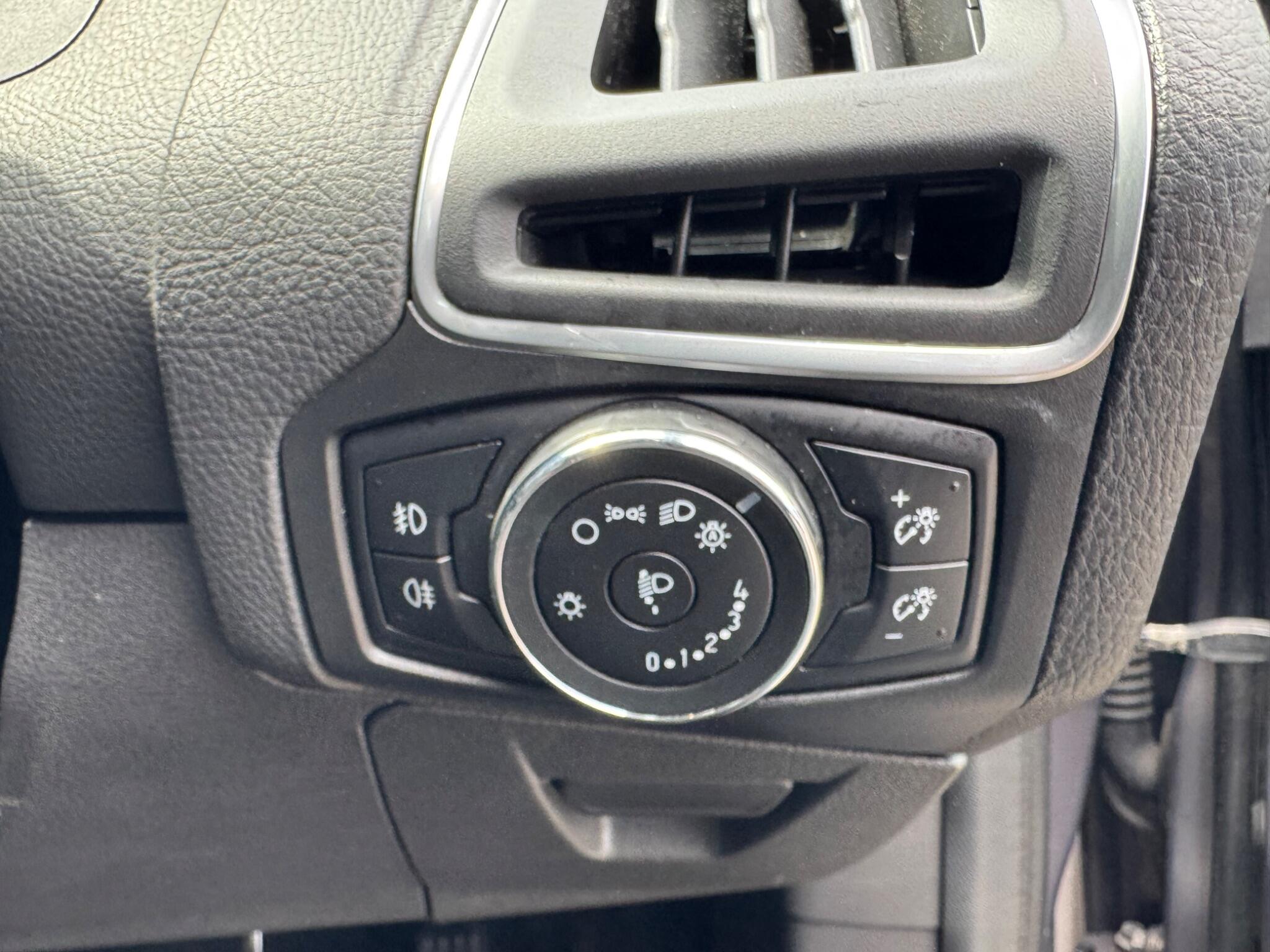 Ford Focus view 22