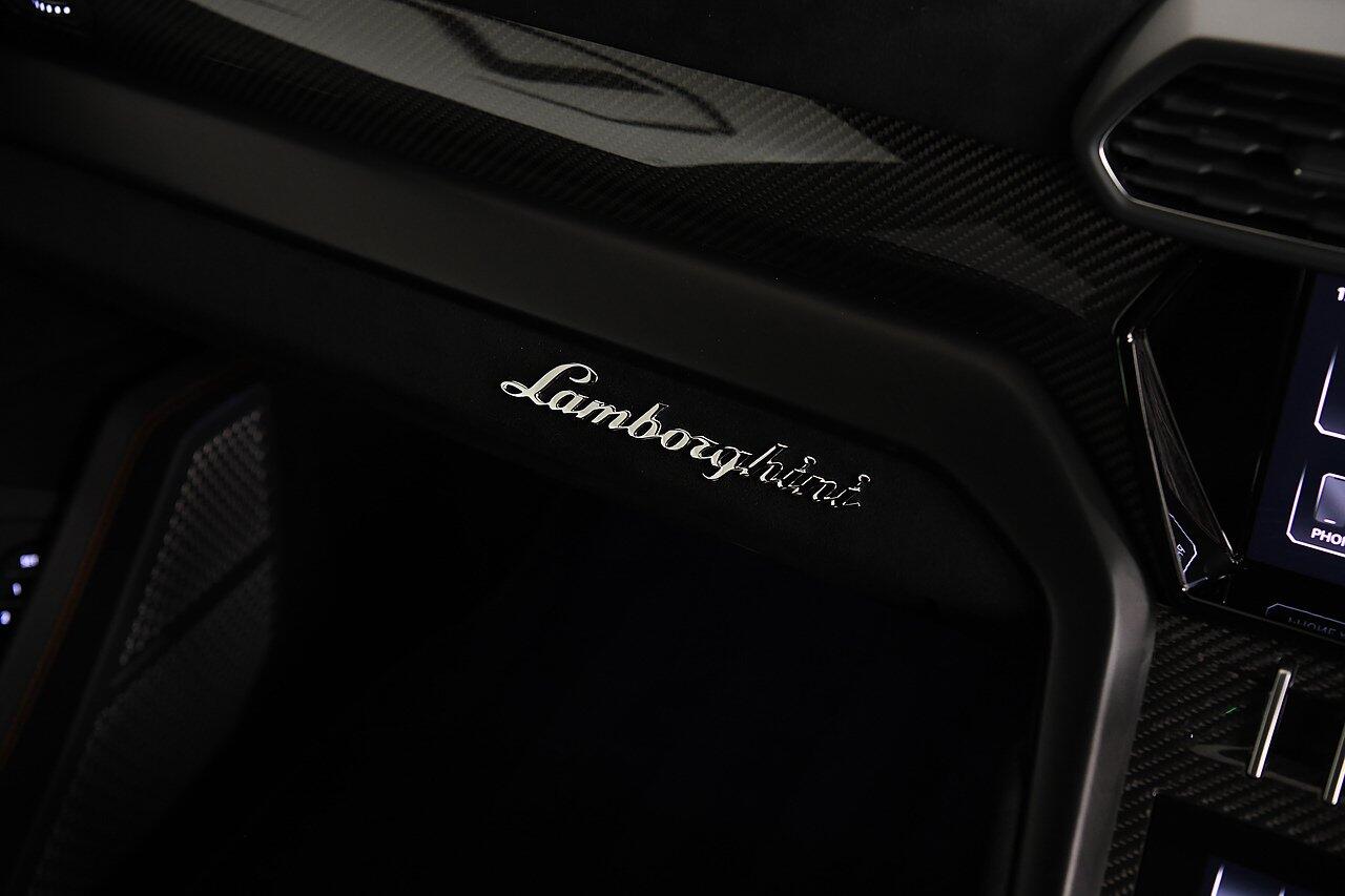 Lamborghini Urus view 16