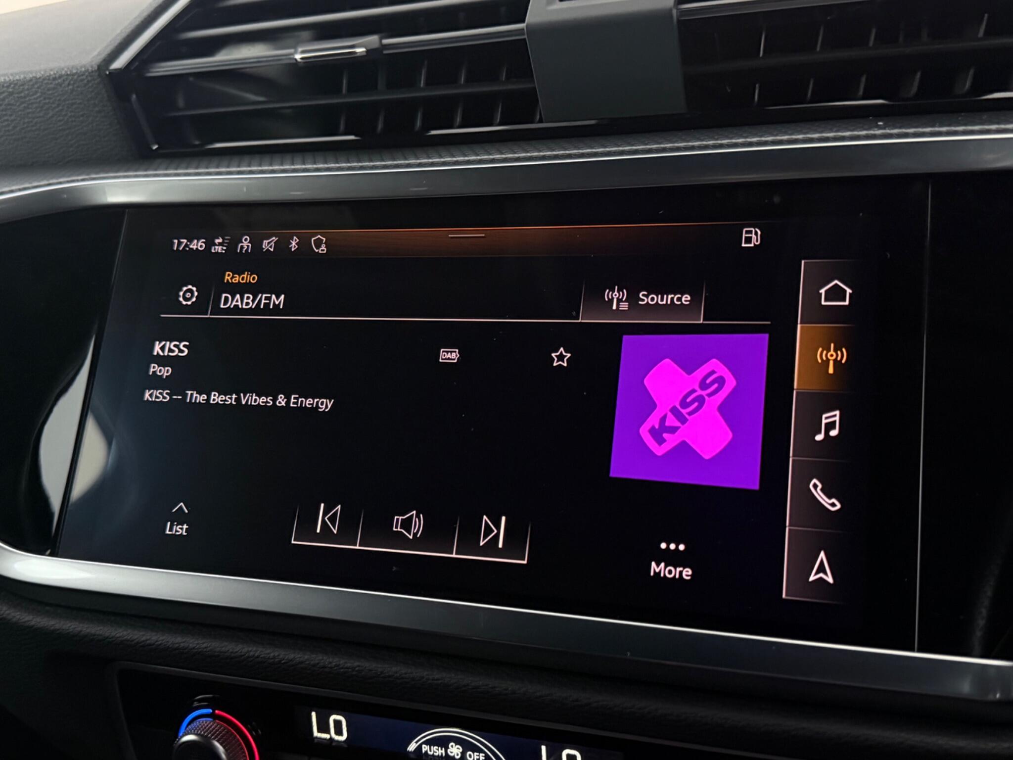 Audi Q3 view 23