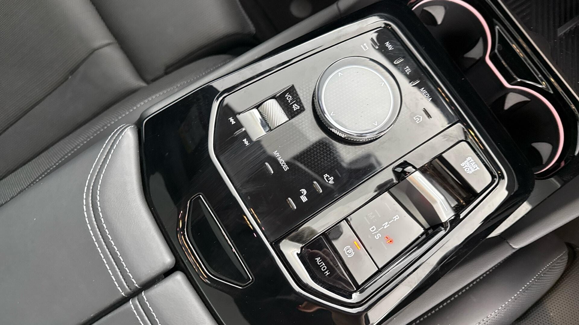 BMW 5 Series view 20
