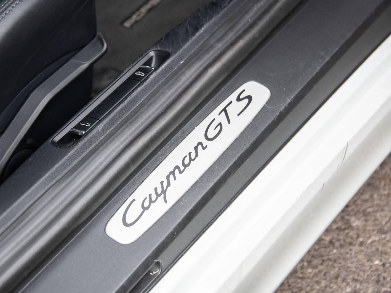Porsche Cayman view 28