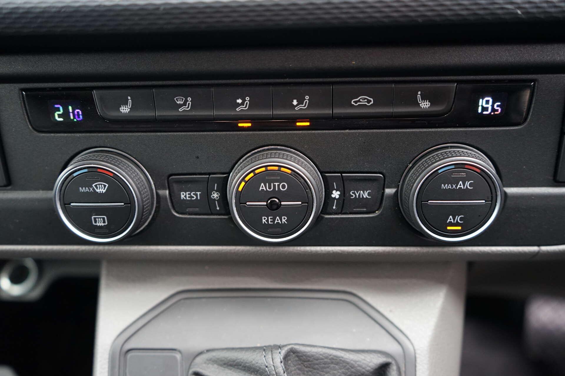 Volkswagen Transporter view 21