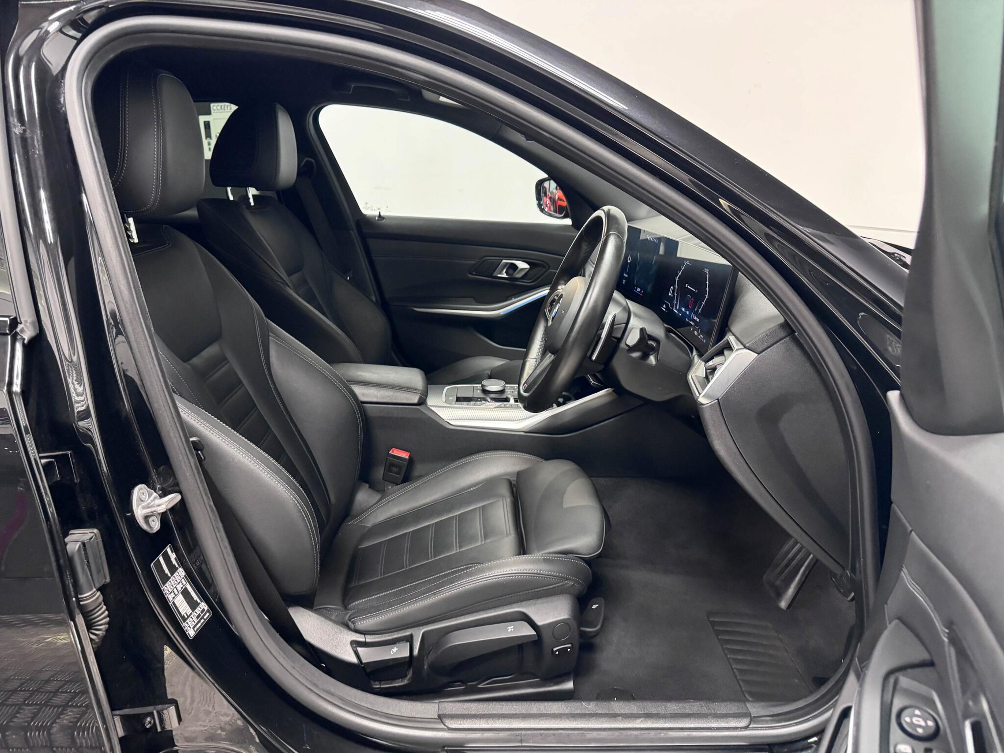 BMW 3 Series view 28