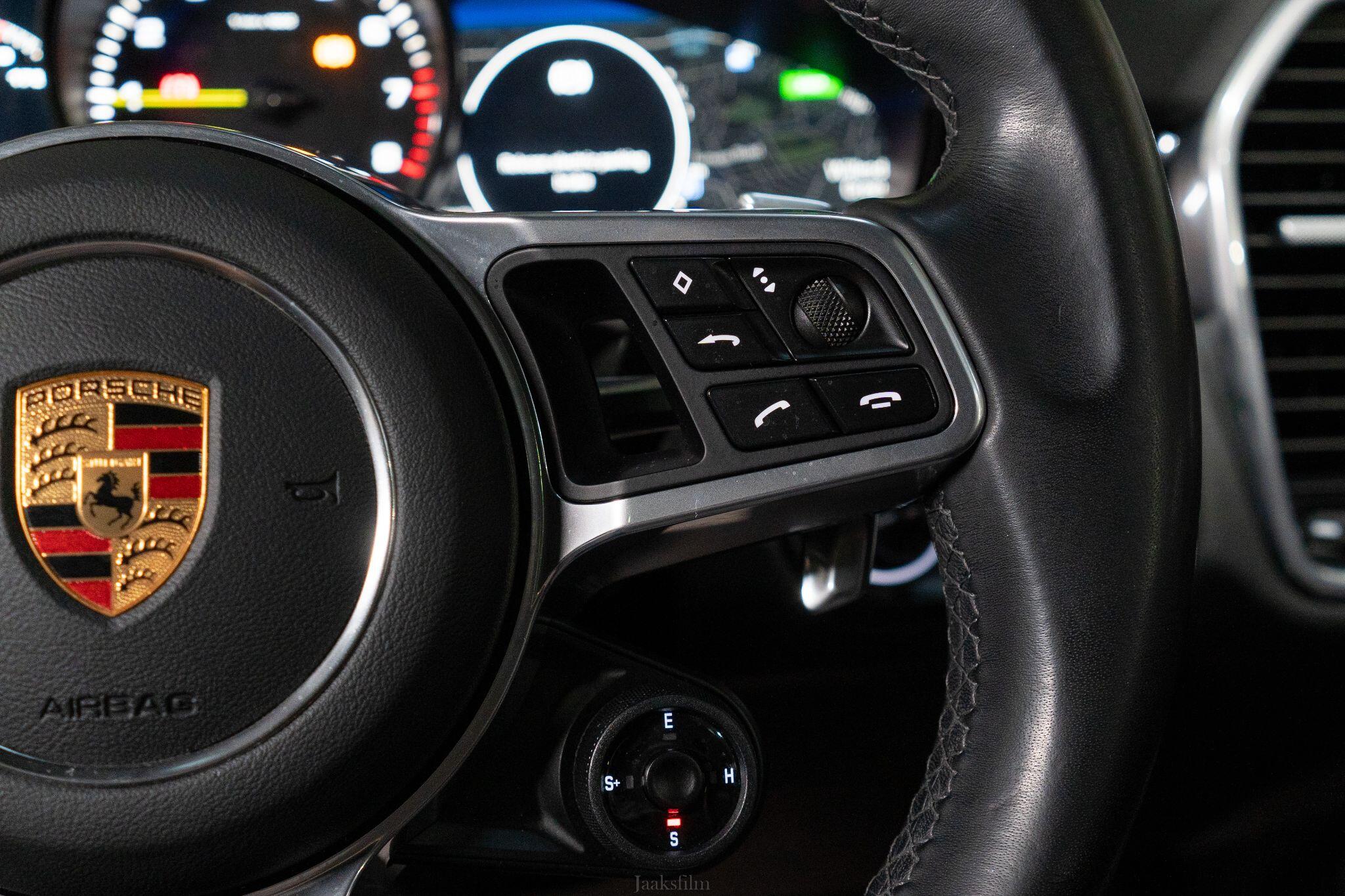 Porsche Cayenne view 37