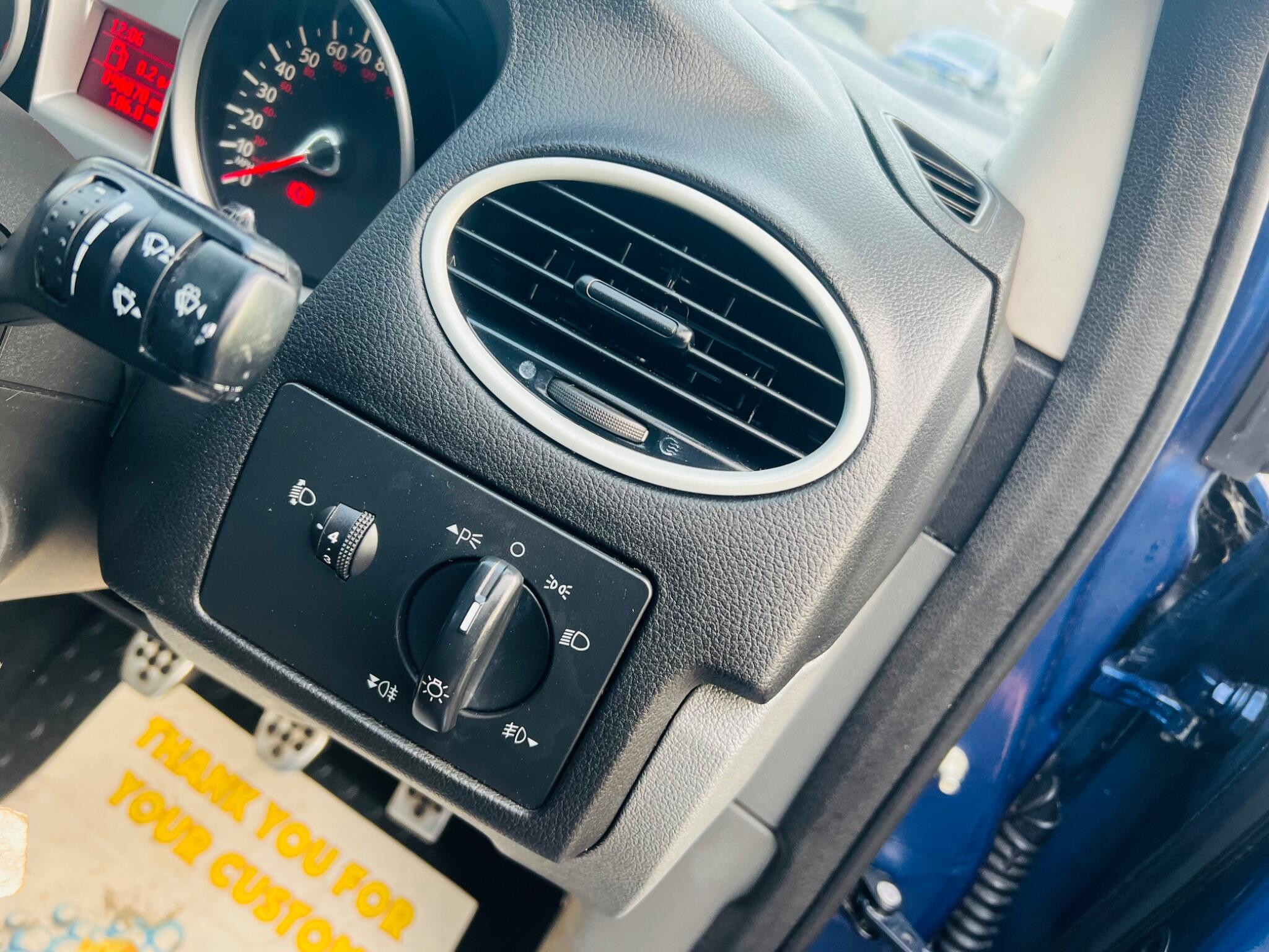2009 Ford Focus image 21