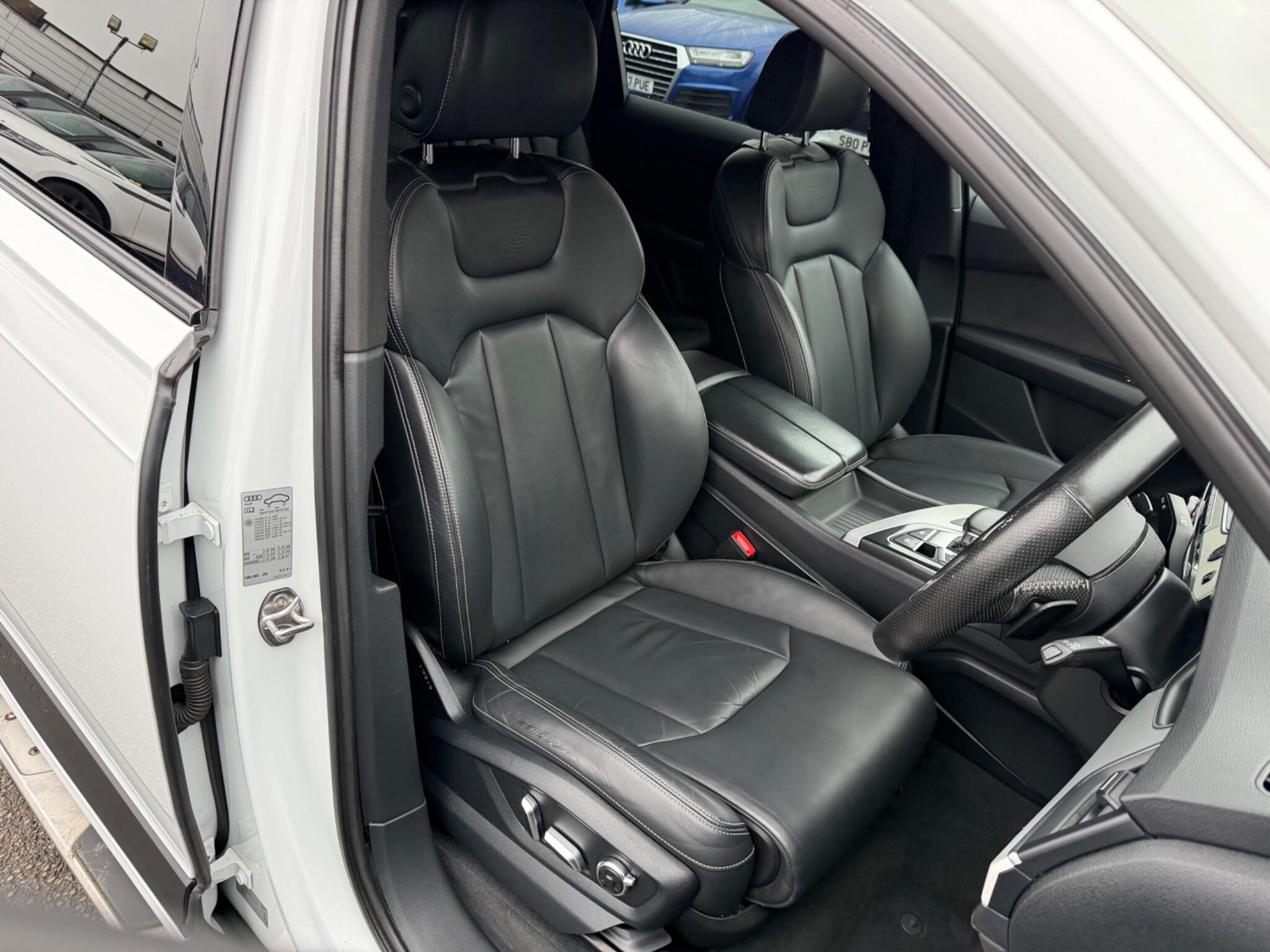 Audi Q7 view 16