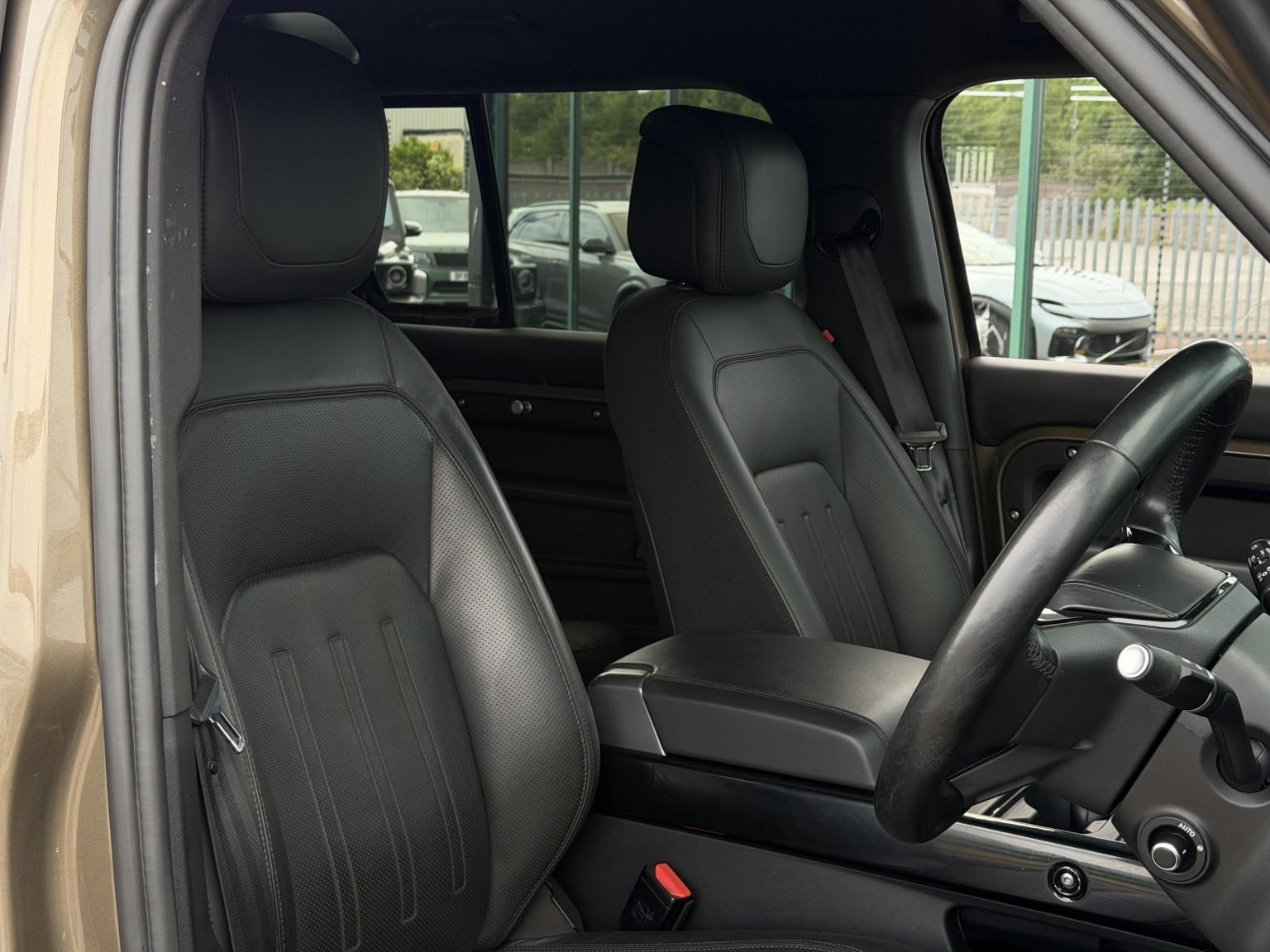 Land Rover Defender view 32