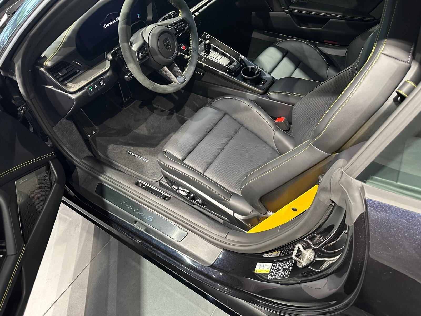 Porsche 911 view 10