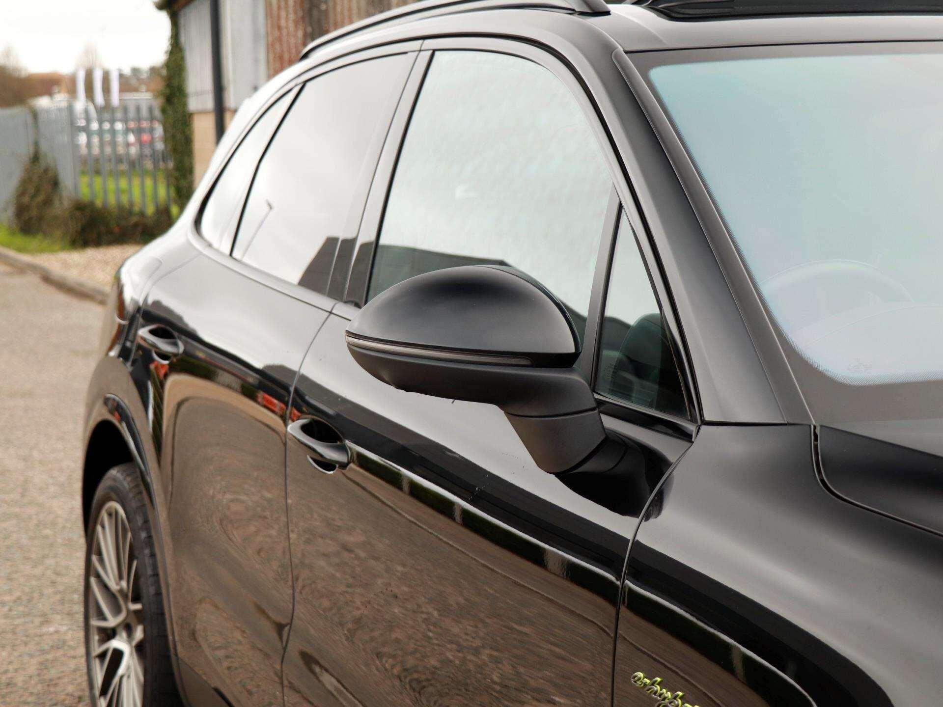 Porsche Cayenne view 36