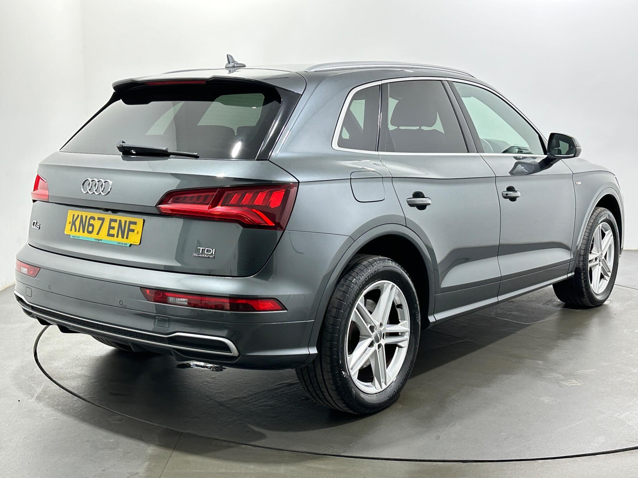 Audi Q5 view 8