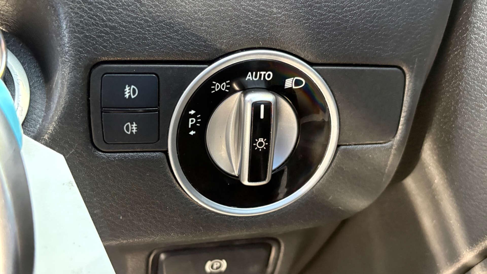 Infiniti Q30 view 21
