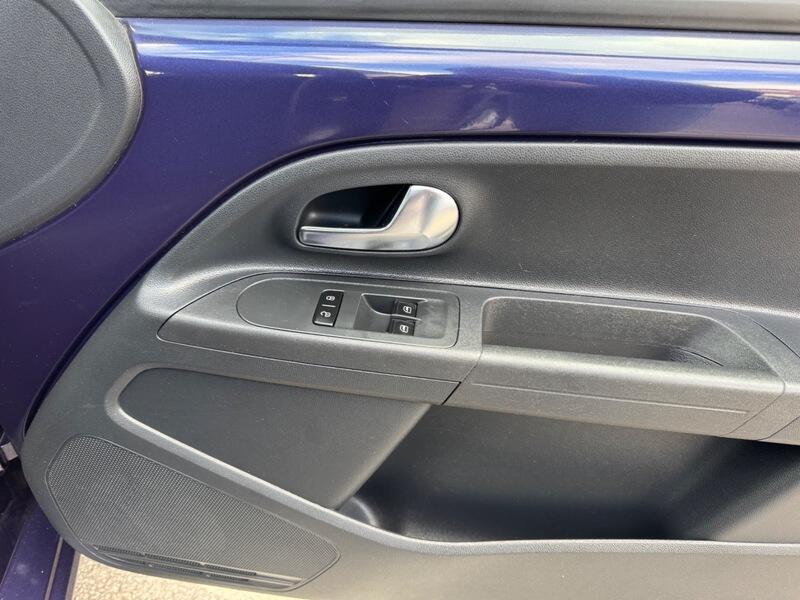 Volkswagen Up! view 32