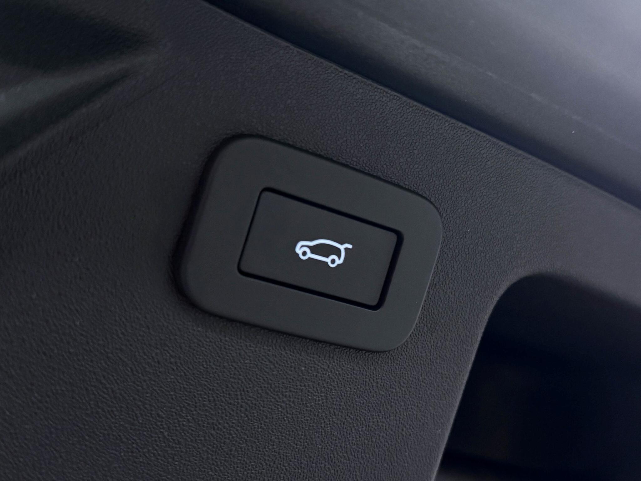 Land Rover Discovery Sport view 13