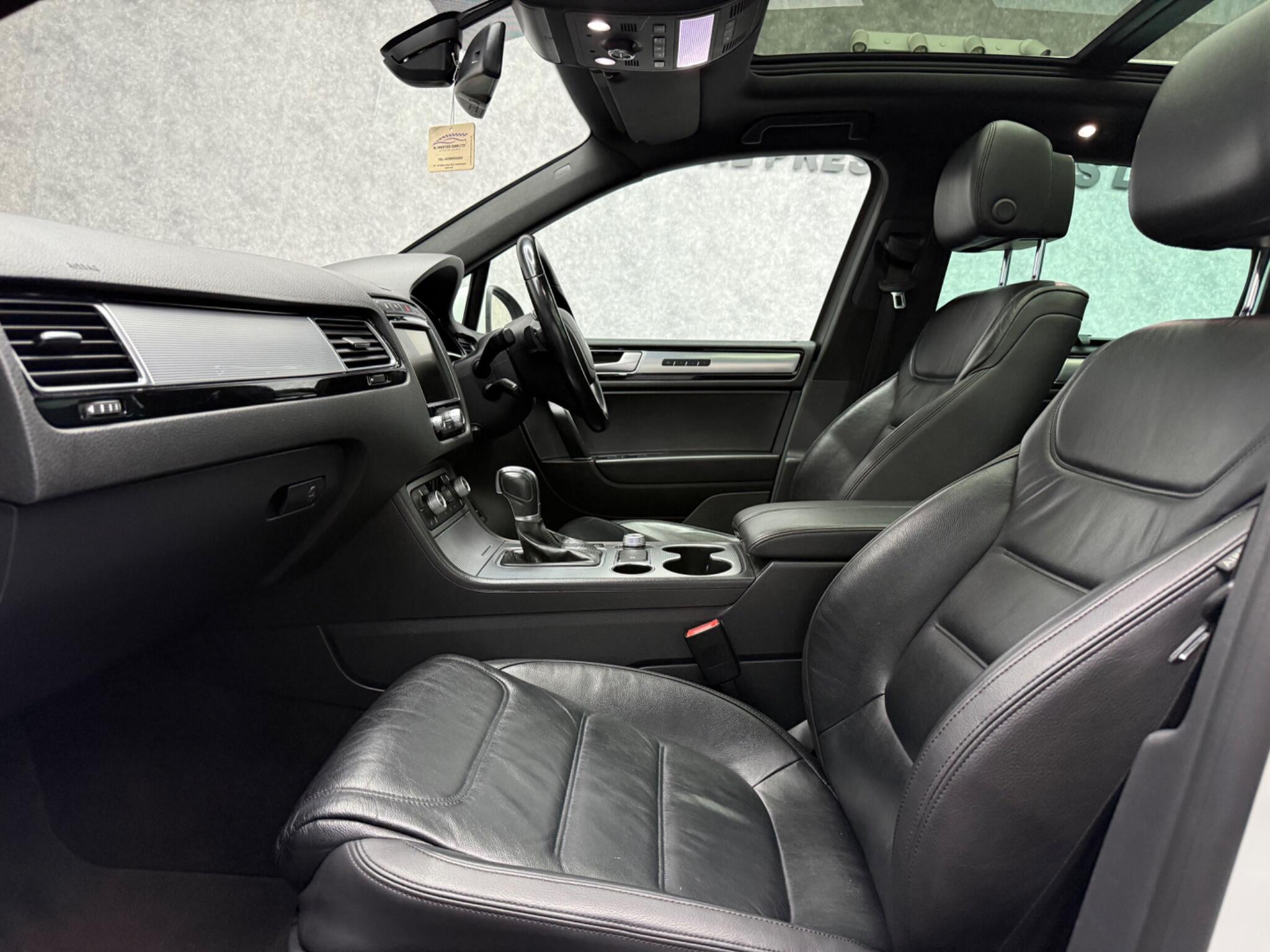 Volkswagen Touareg view 3