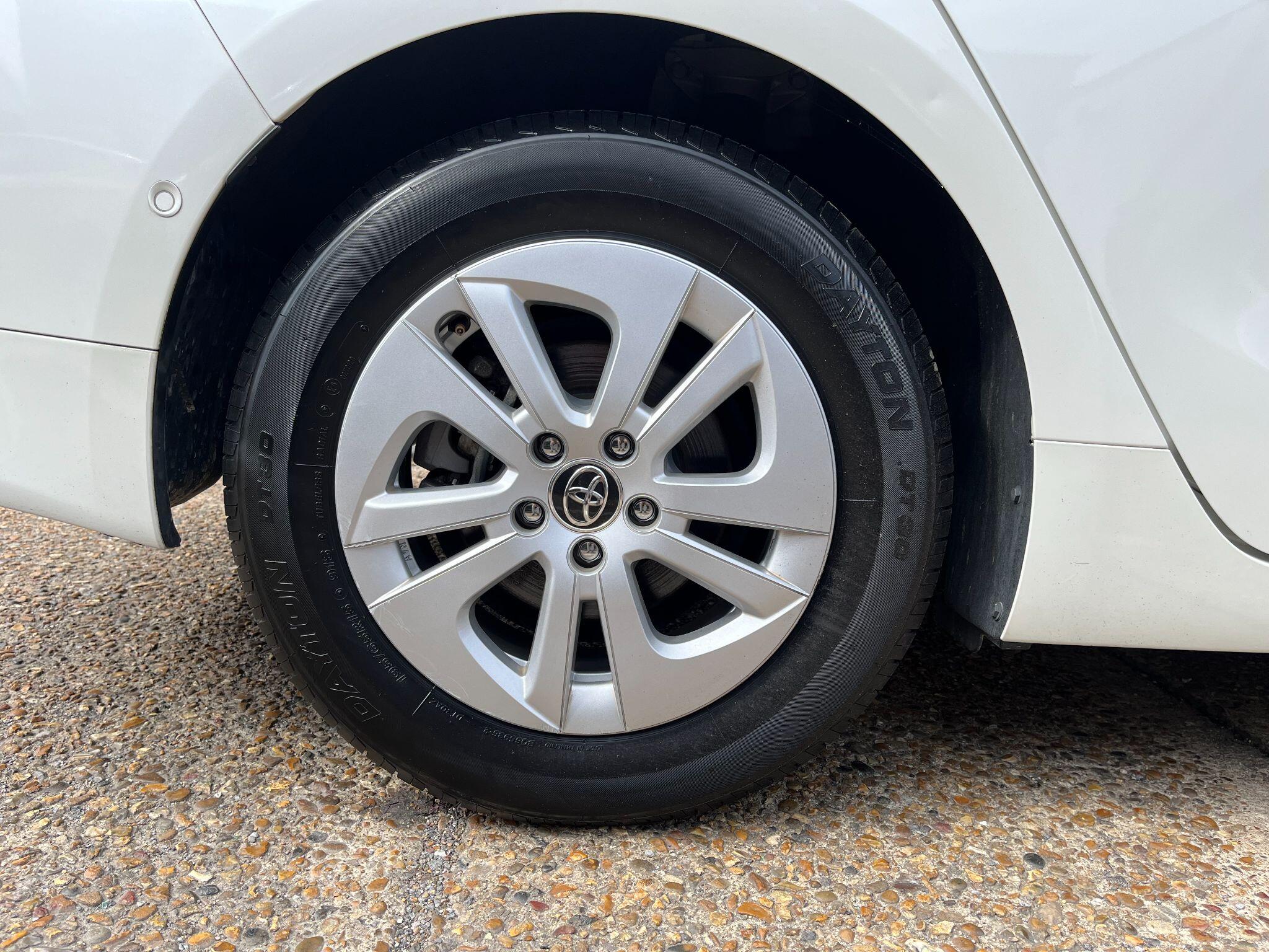 Toyota Prius view 35