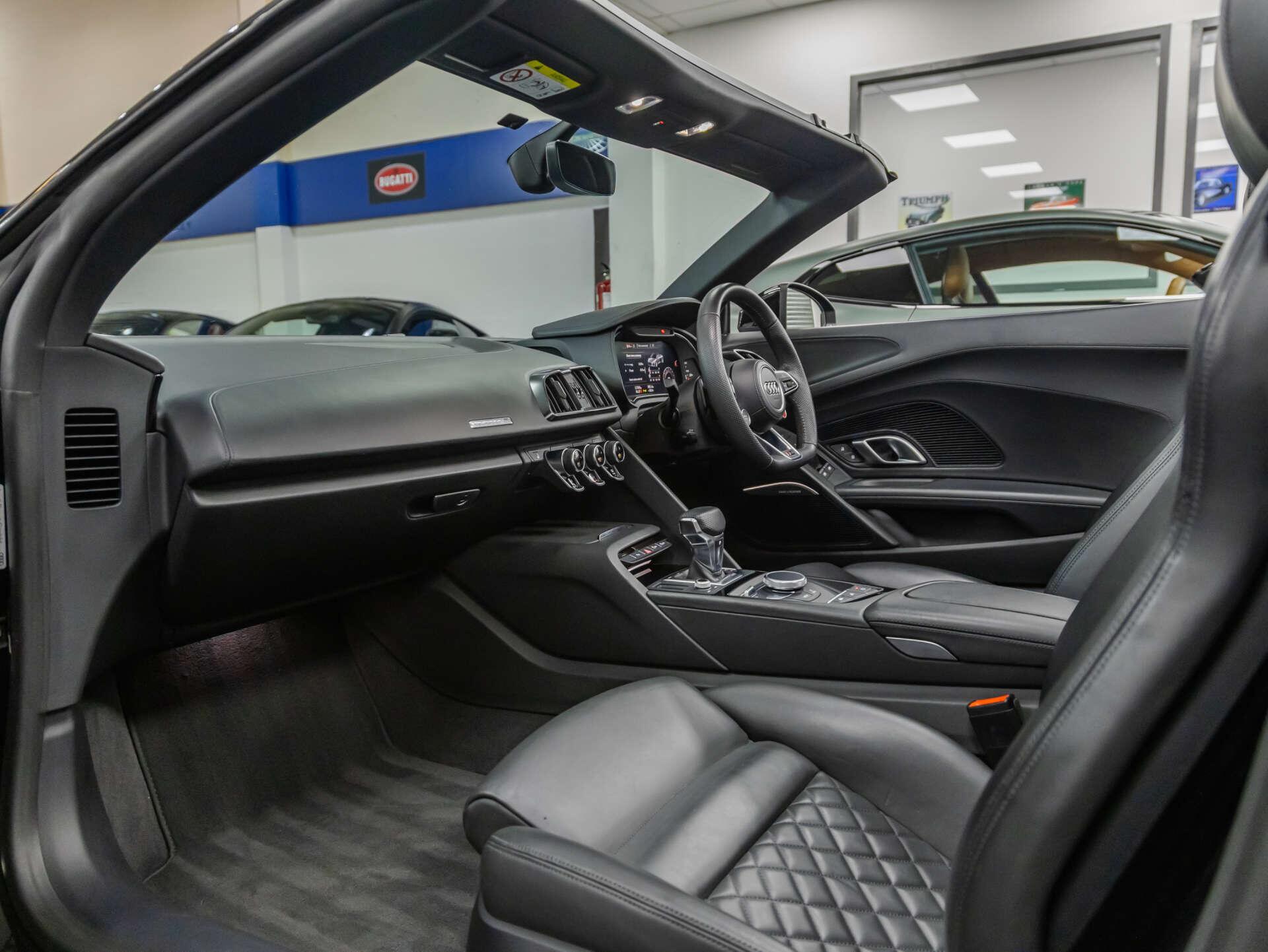 Audi R8 view 8