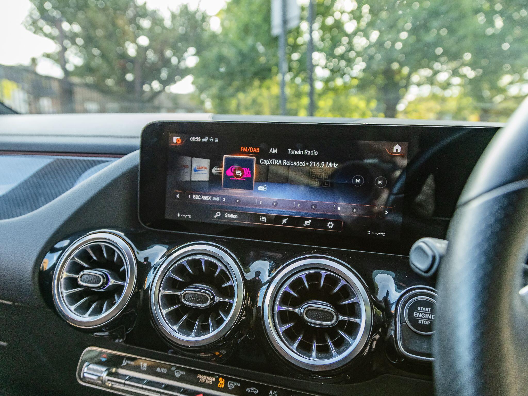 Mercedes-Benz GLA view 28
