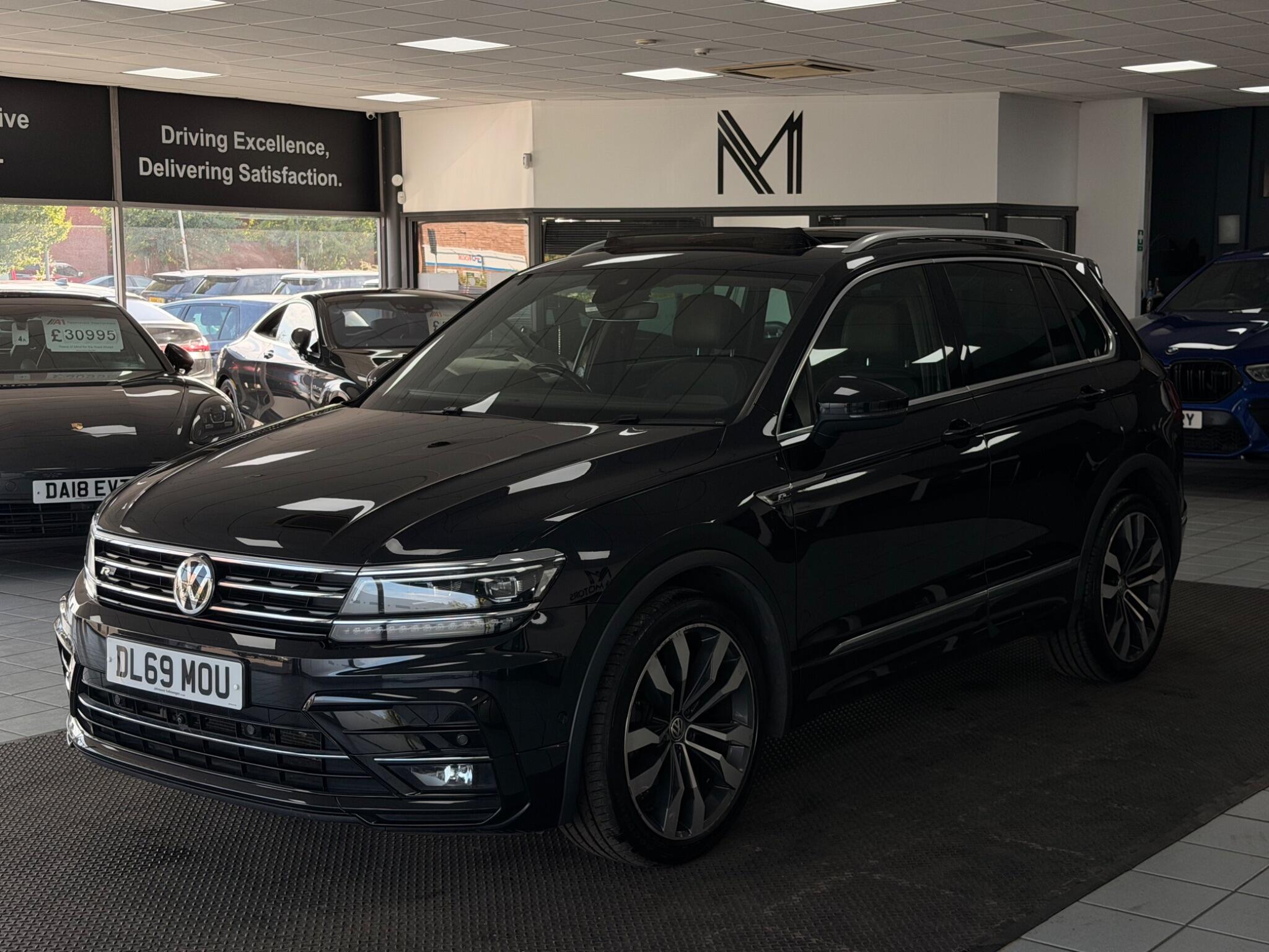 Volkswagen Tiguan view 3