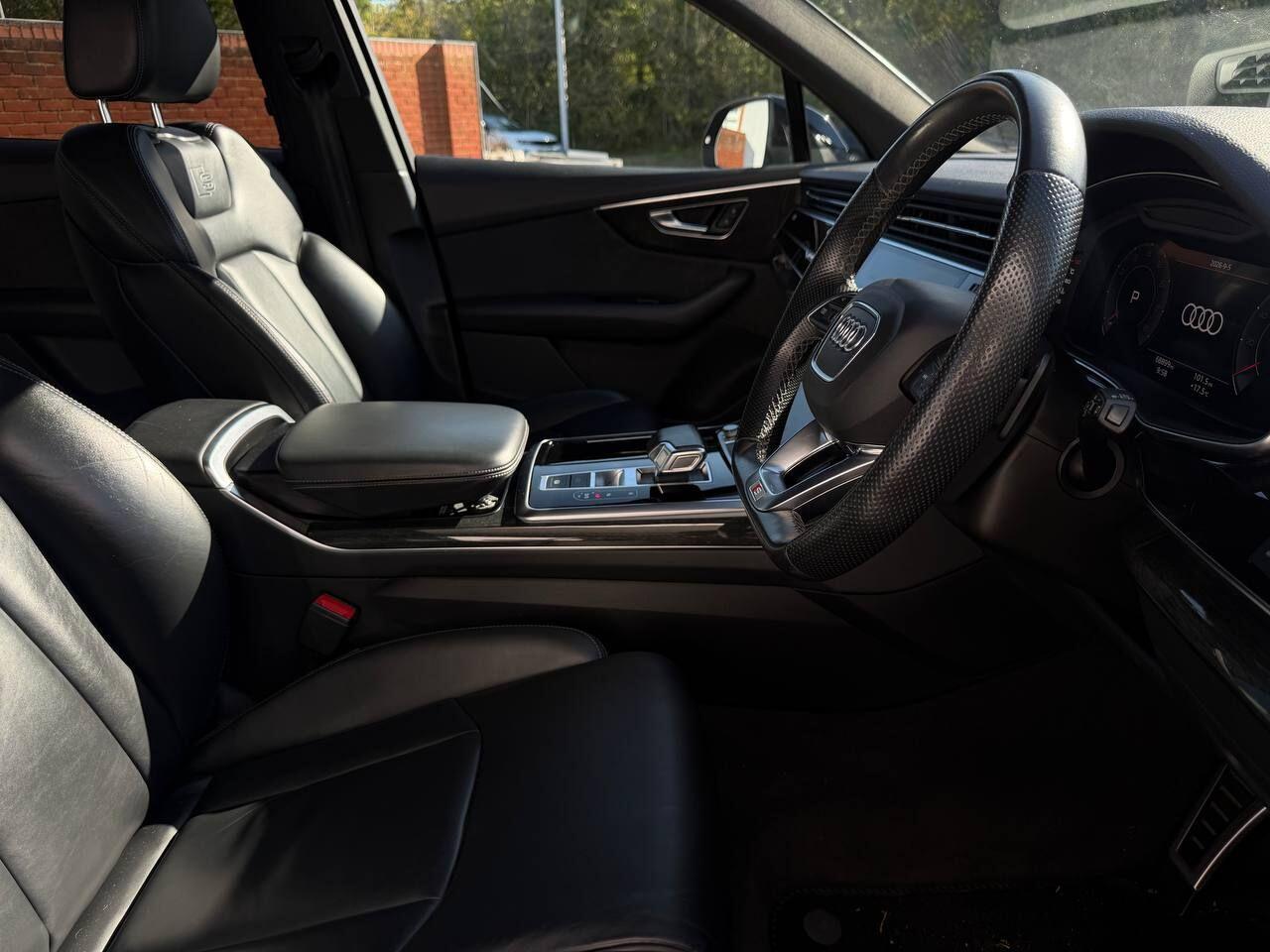 Audi Q7 view 11