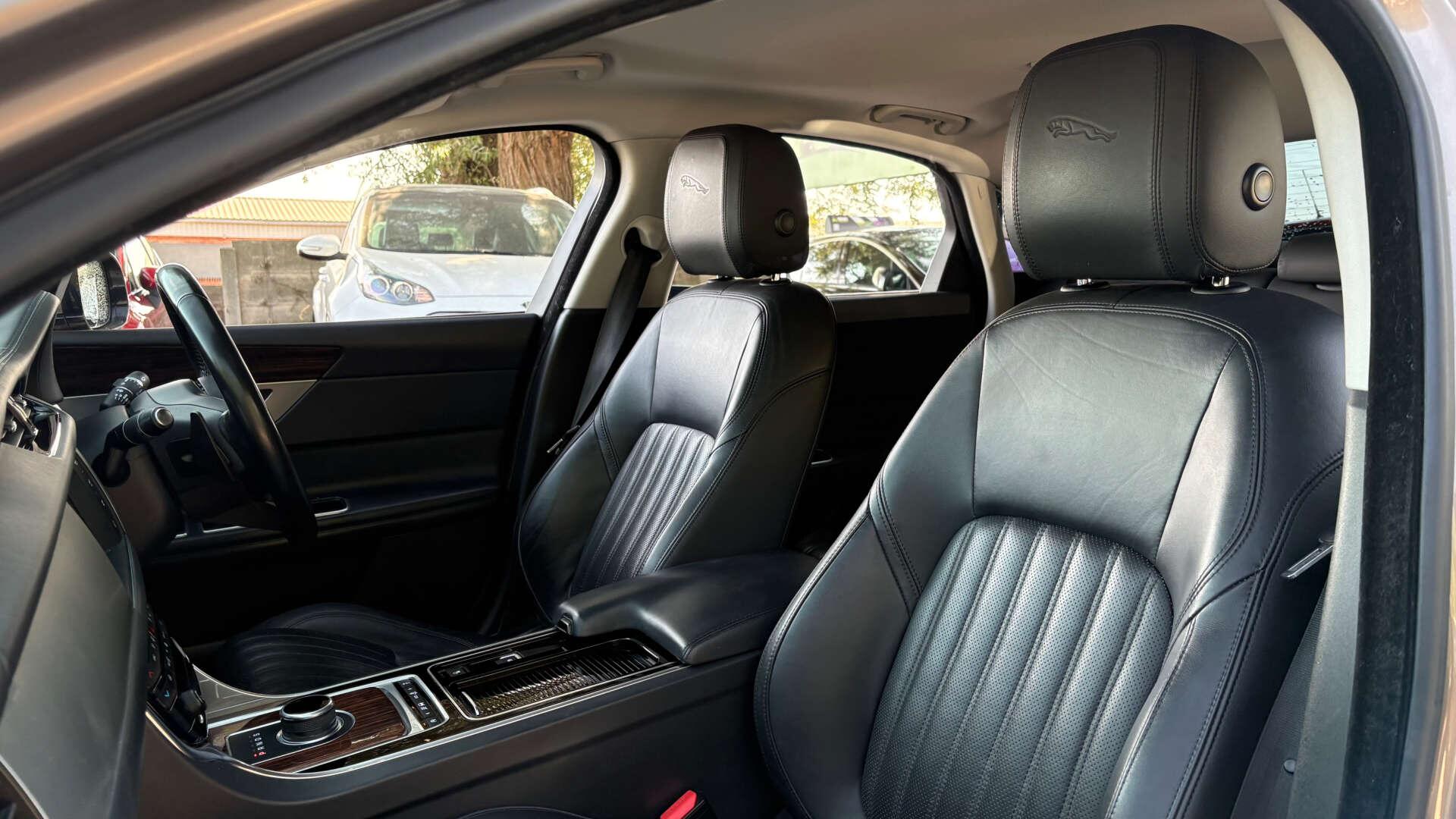 Jaguar XF view 13