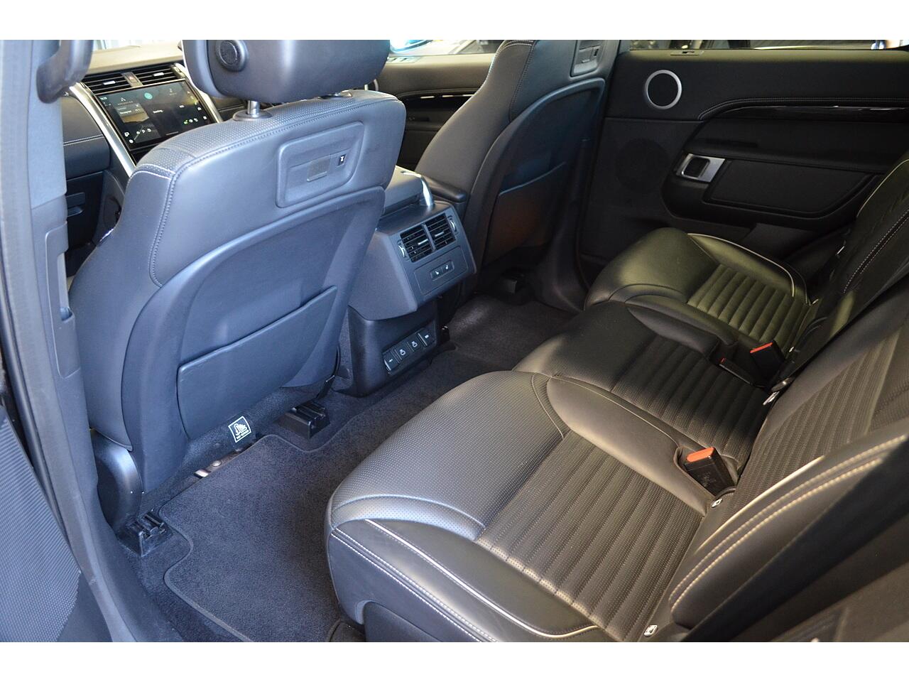 Land Rover Discovery view 22