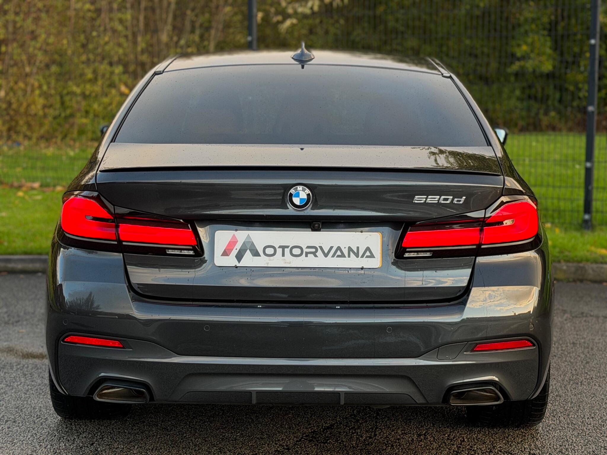 BMW 5 Series view 19