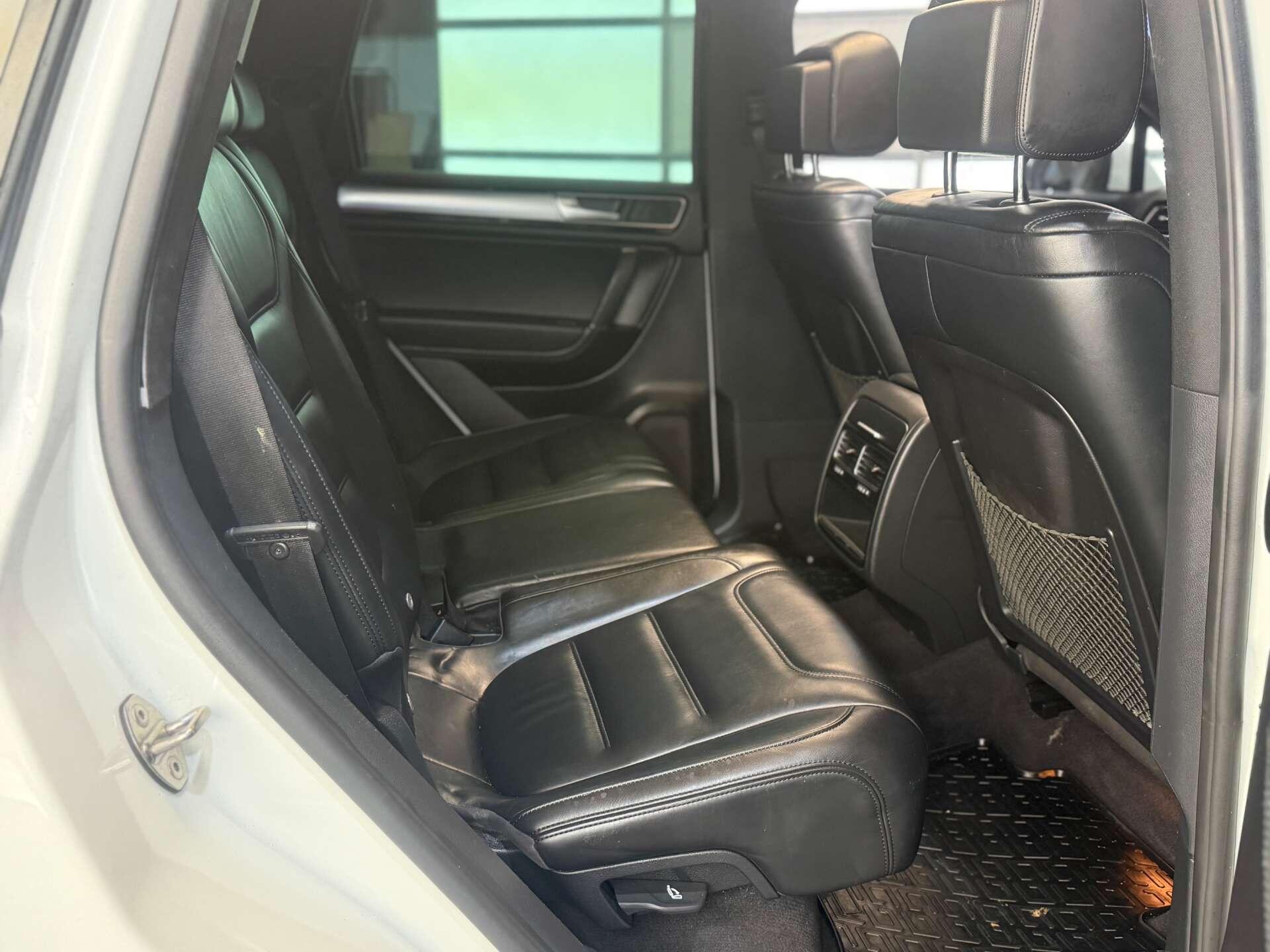 Volkswagen Touareg view 16