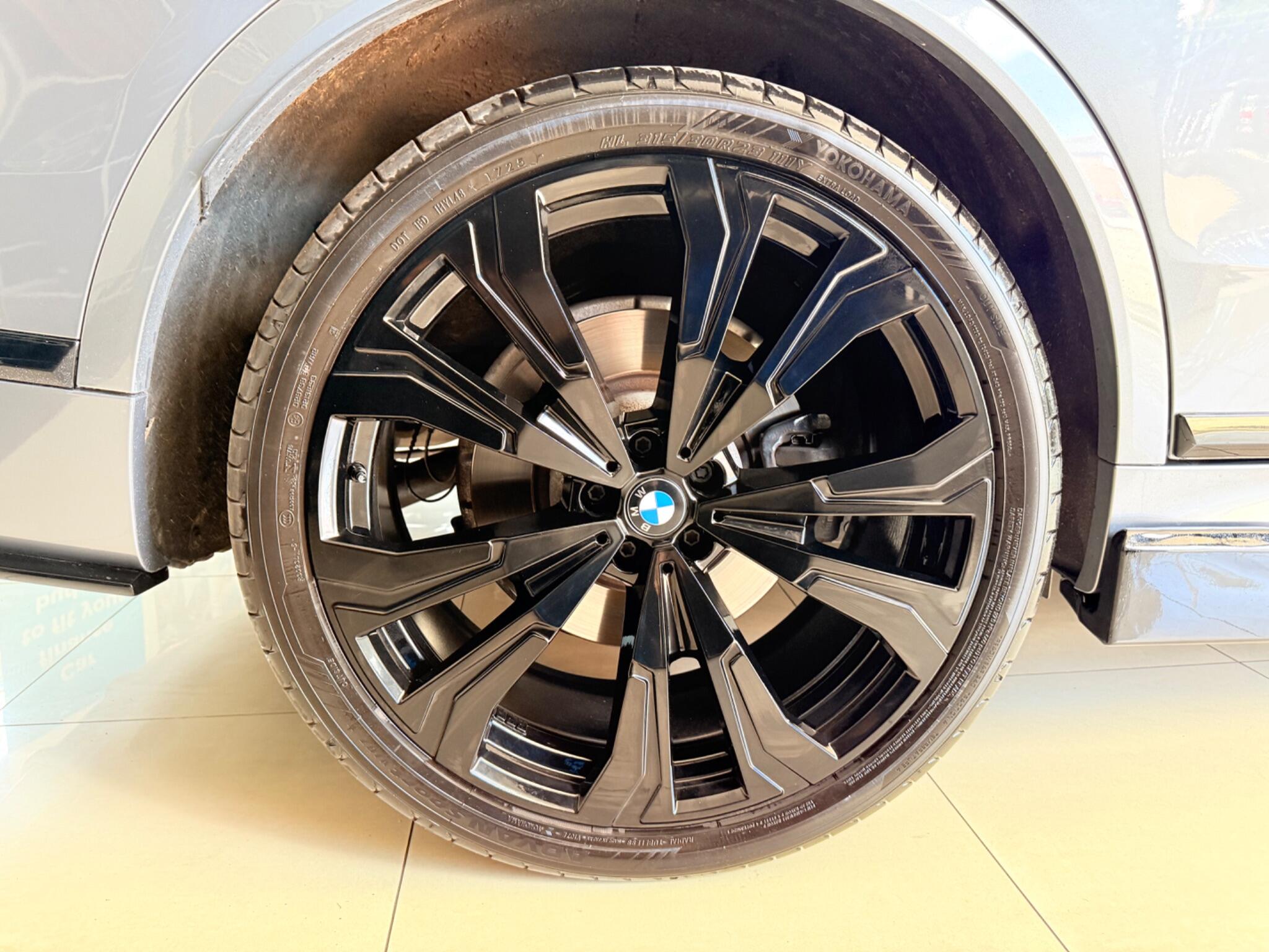 BMW X7 view 44