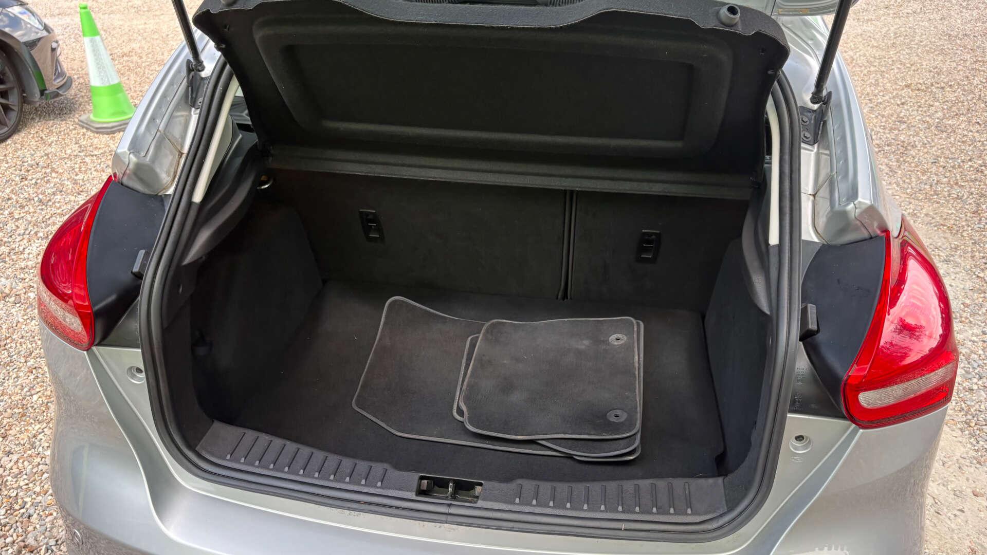 Ford Focus view 41