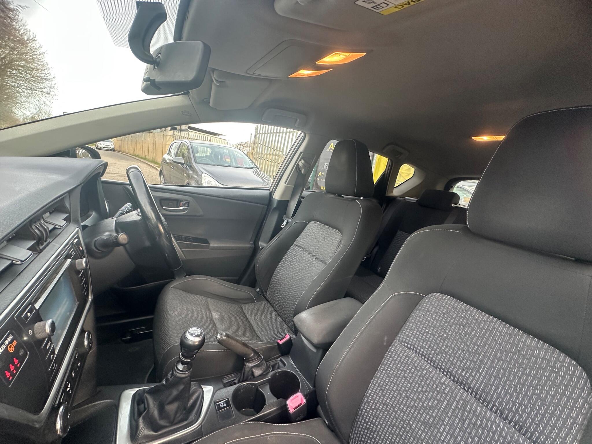 2014 Toyota Auris image 40