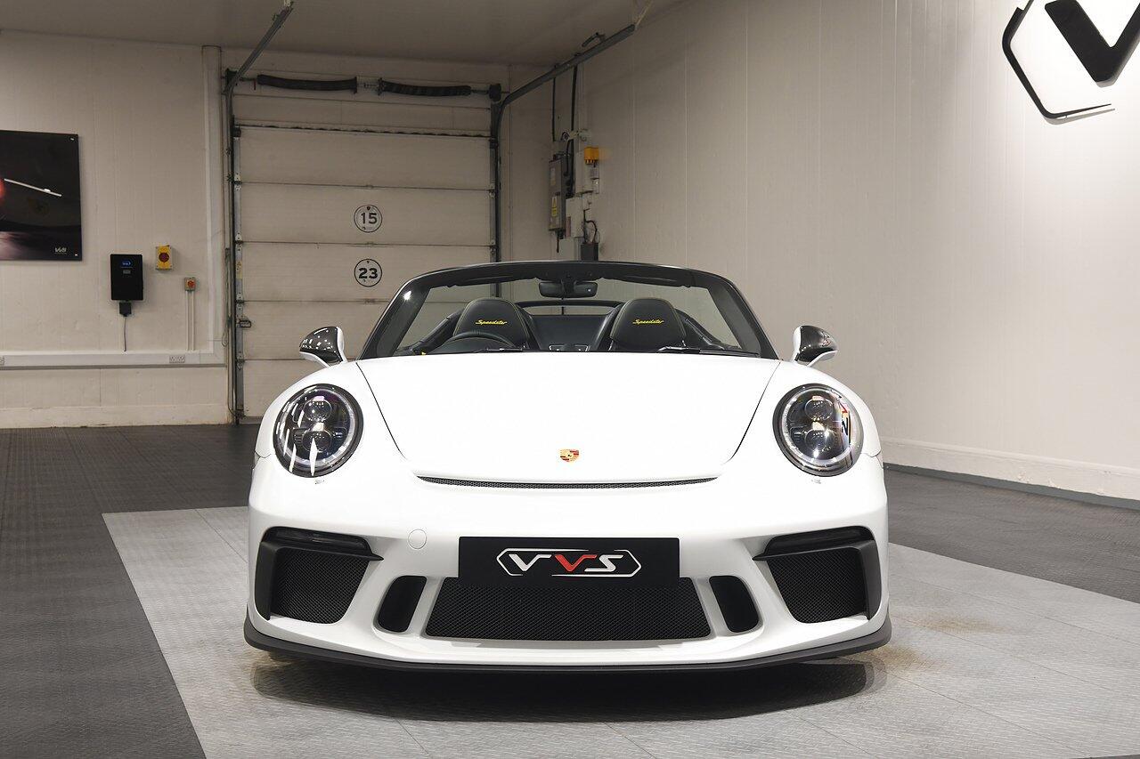 Porsche 911 view 34