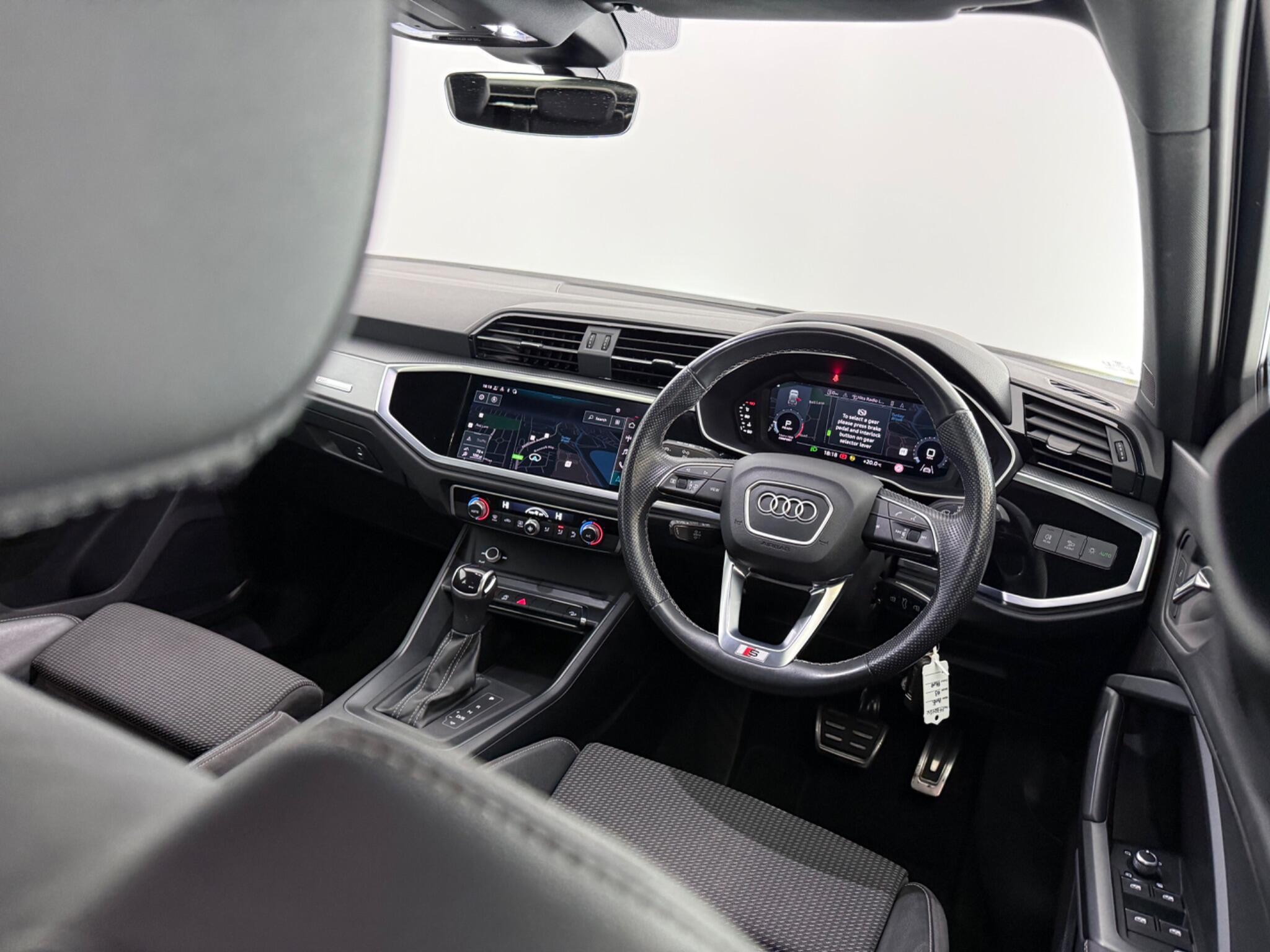 Audi Q3 view 14